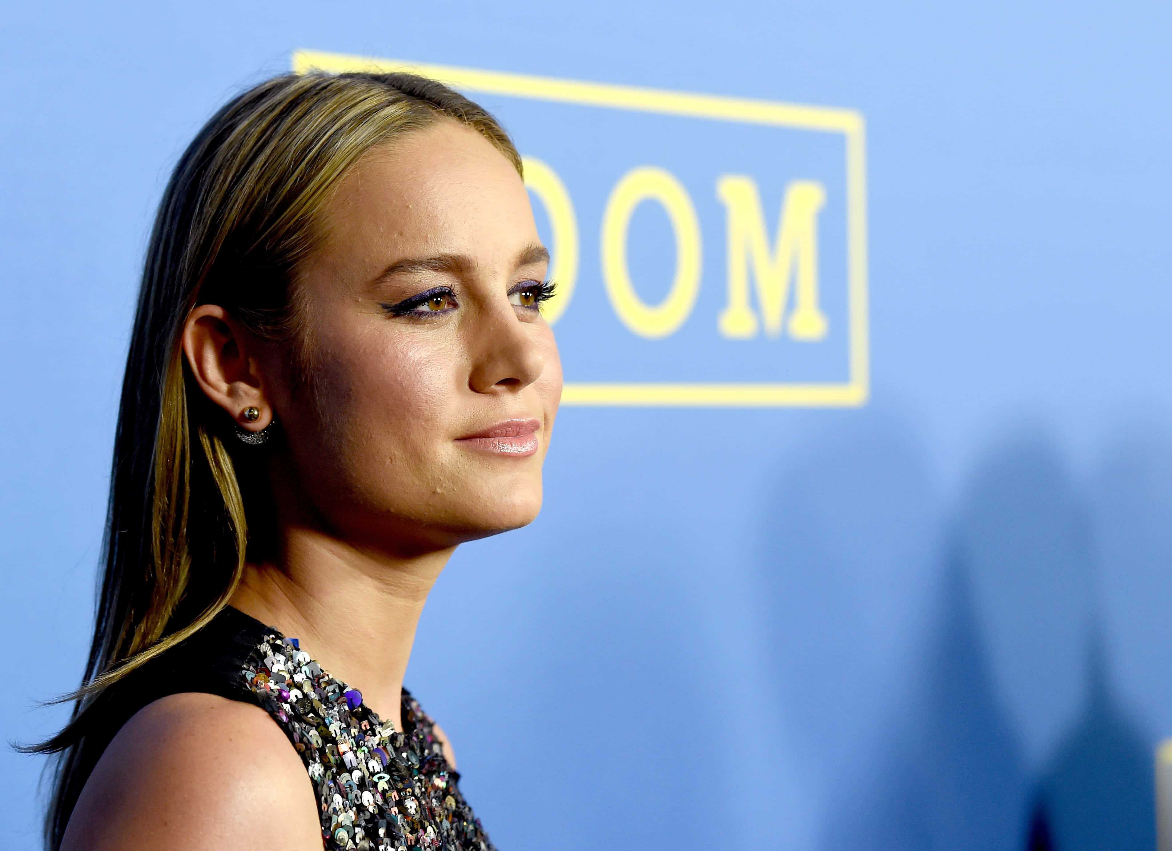 Brie Larson, glittering dress, blue backdrop, 2K Desktop Wallpaper