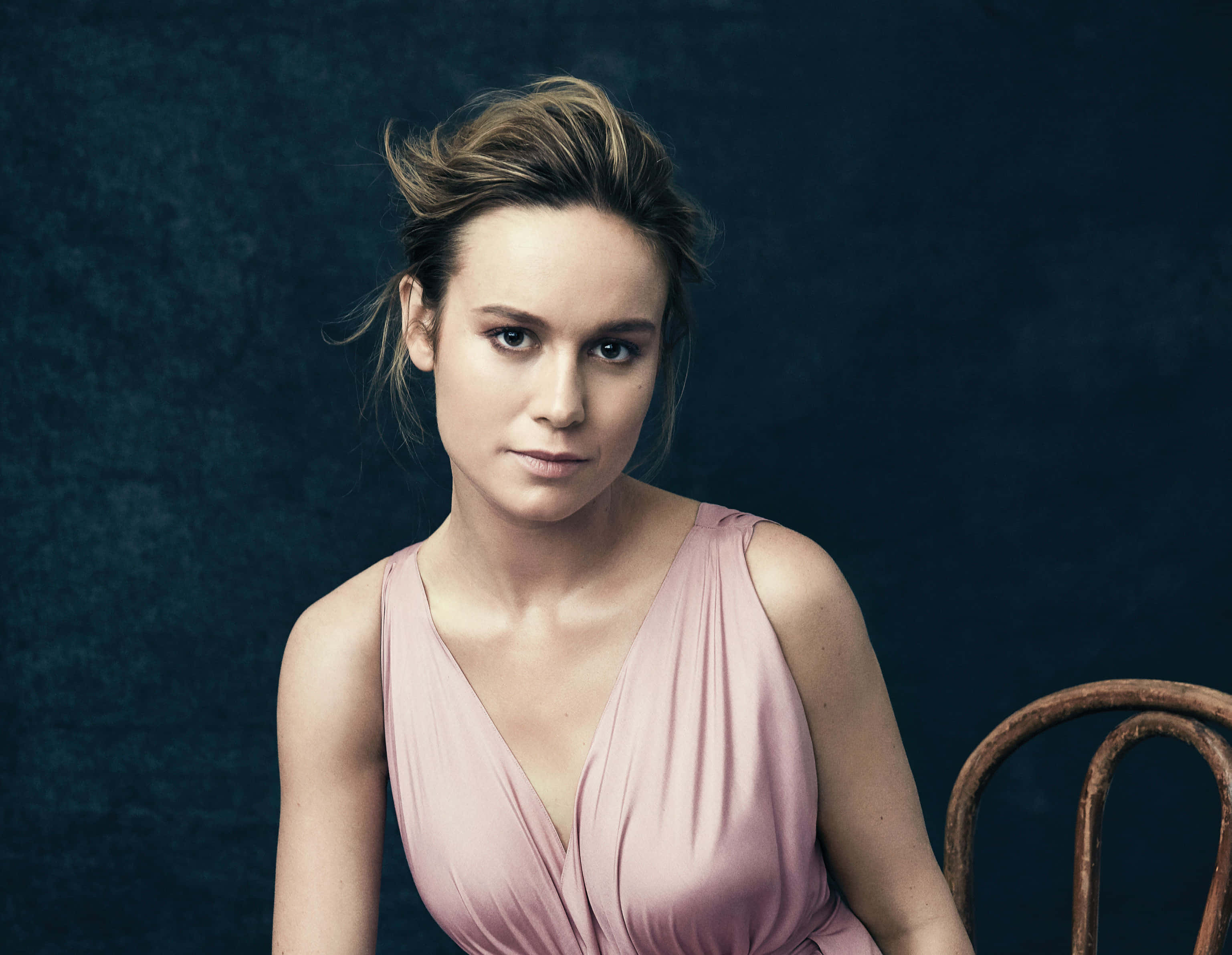 Brie Larson, soft pink dress, textured dark blue backdrop, 2K Desktop Wallpaper
