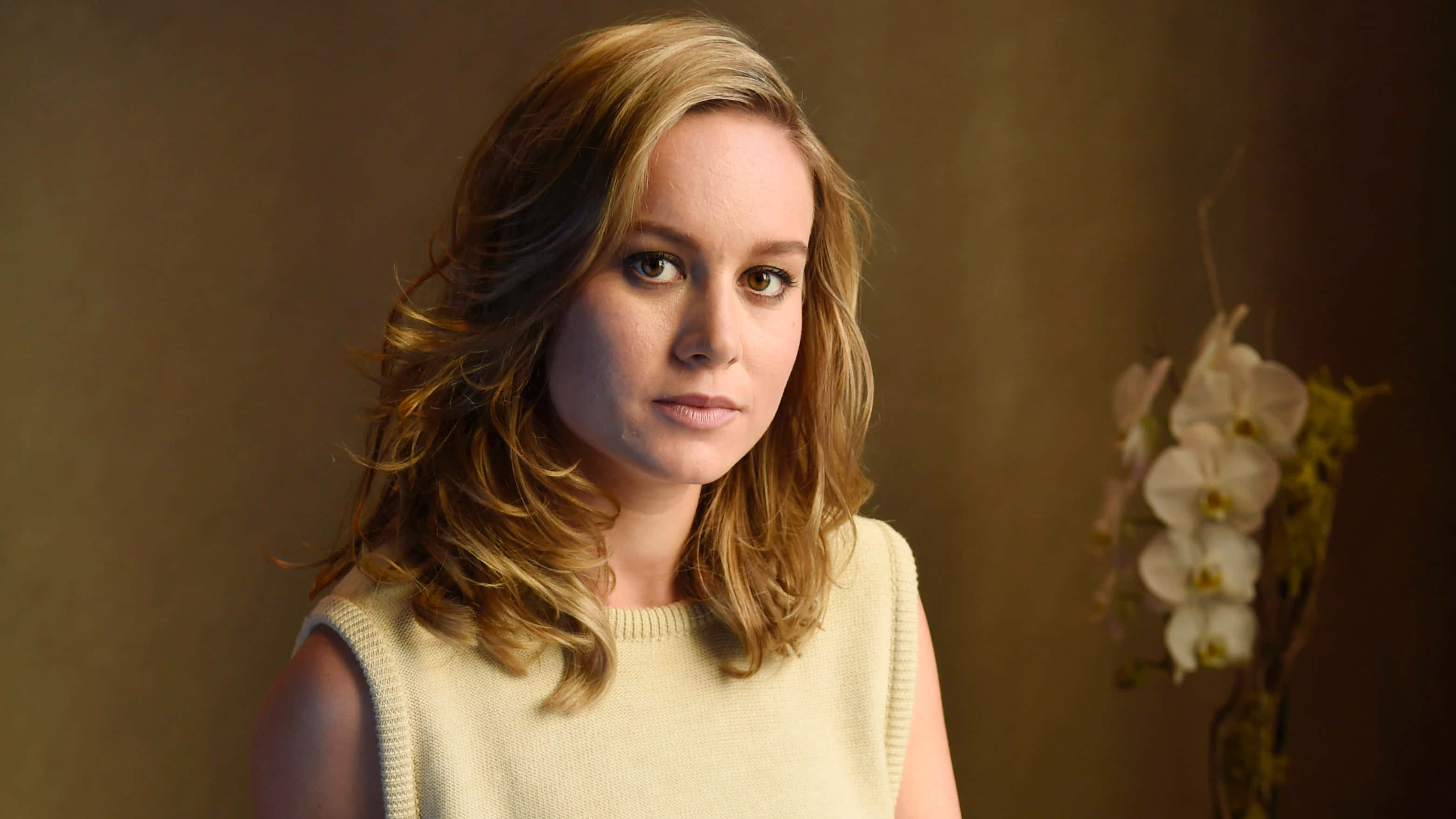 Brie Larson, wavy blonde hair, white orchids, 2K Desktop Wallpaper