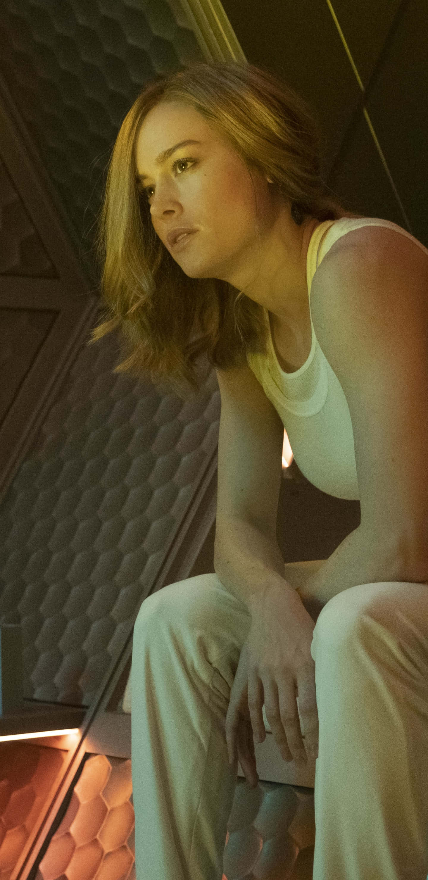 Brie Larson, white, hexagonal textured bench, 2K Phone Wallpaper