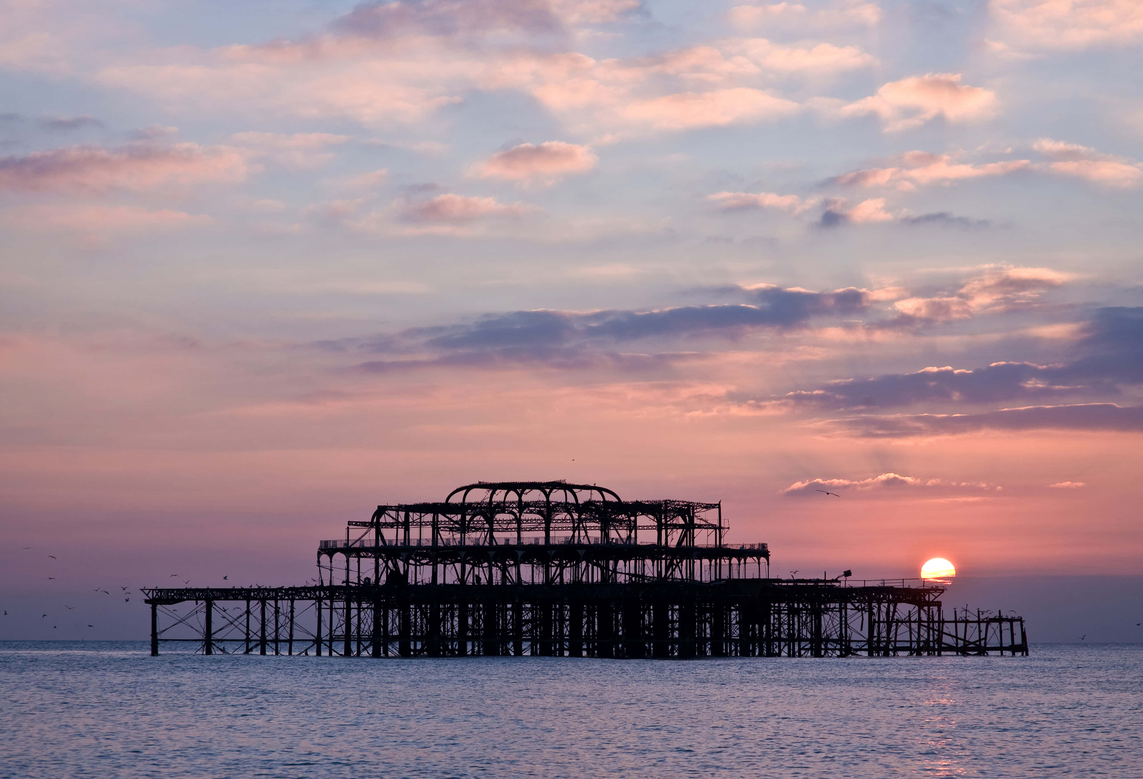 Brighton Pier, pastel sunset sky, calm water, 4K Desktop Wallpaper