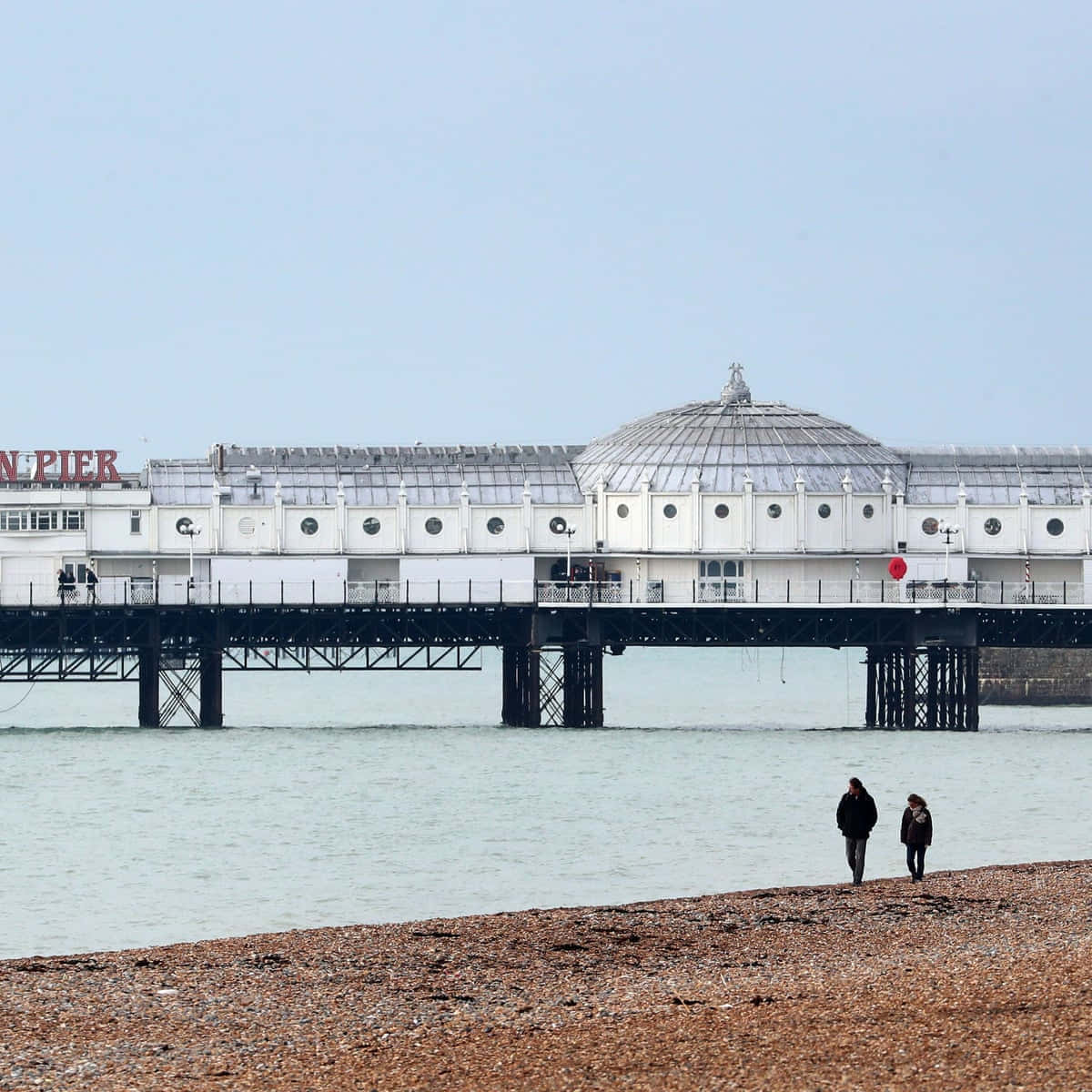 Brighton Pier, pebbled beach, long white pier, SD Desktop Wallpaper