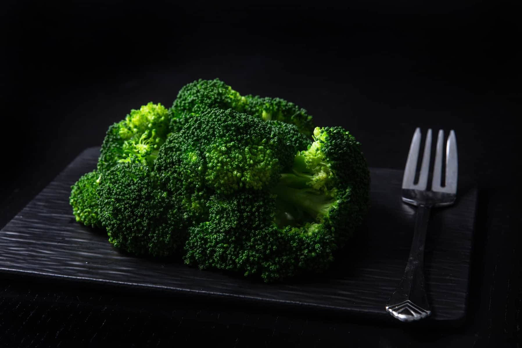 fresh dark green broccoli, dark wooden board, silver fork, HD Desktop Wallpaper