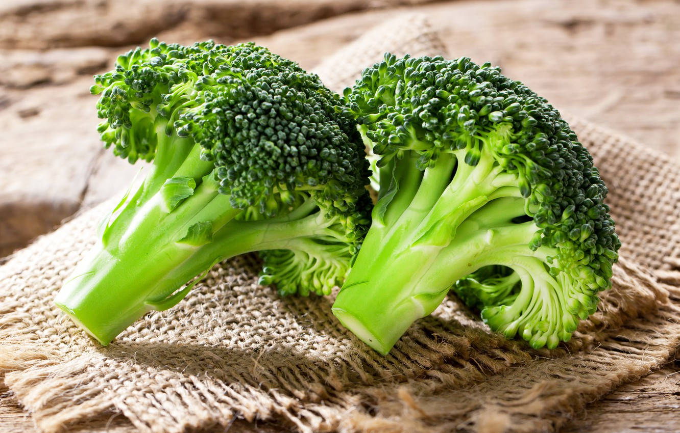 dark green broccoli heads, vibrant green broccoli florets, textured burlap cloth, HD Desktop Wallpaper