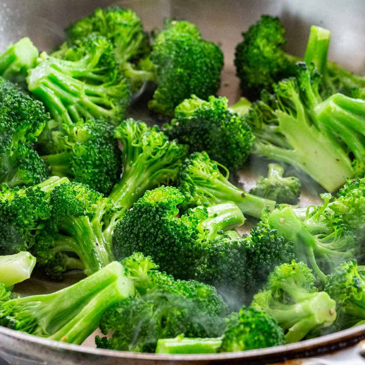 Smokey Green Broccoli, fresh green broccoli florets, metal pan, SD Desktop Wallpaper
