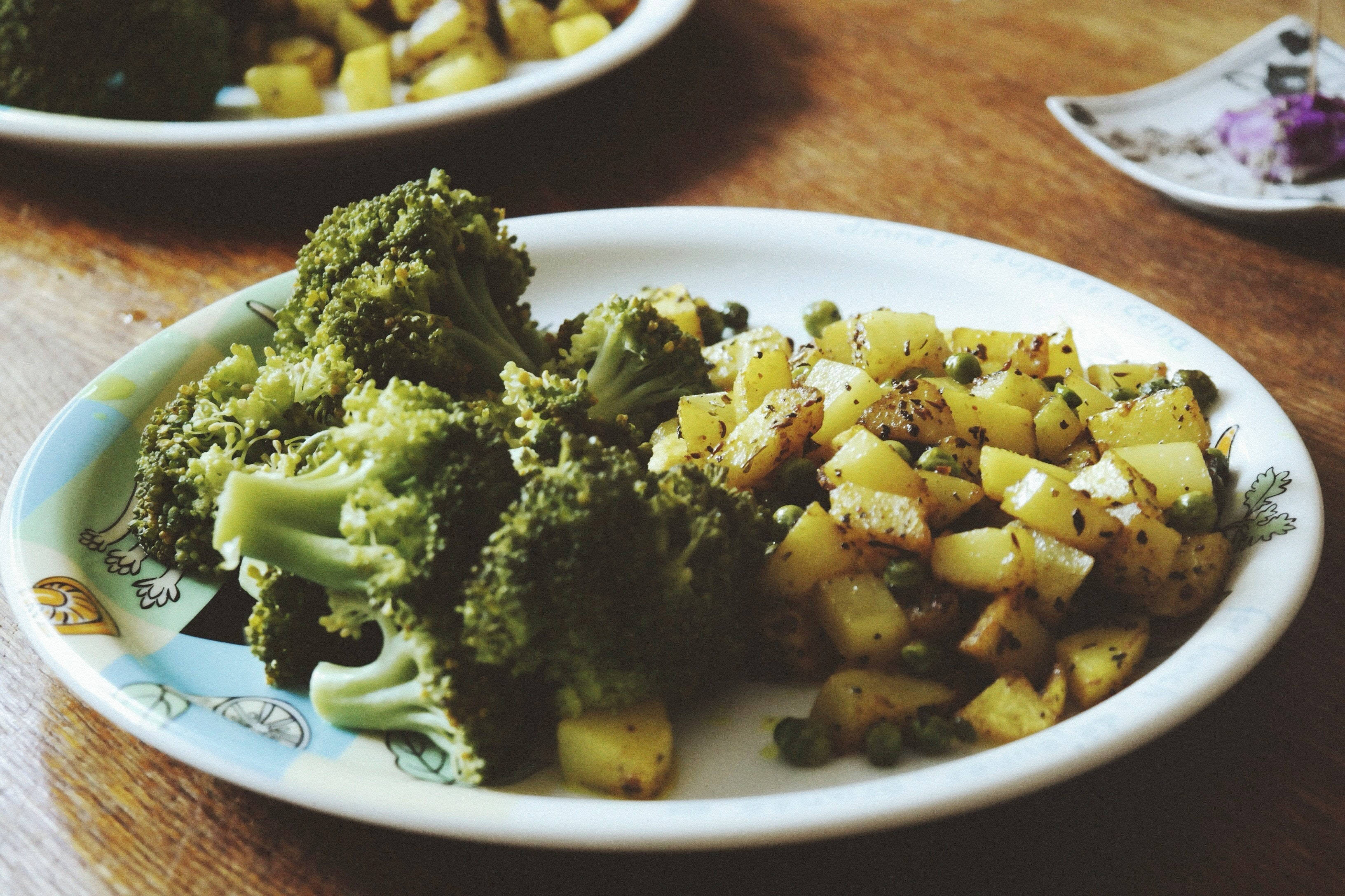 broccoli, potatoes, roasted, 2K Desktop Wallpaper