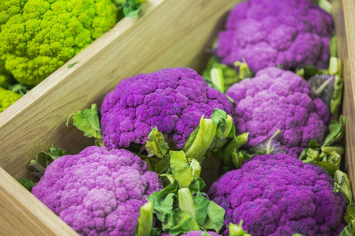 purple broccoli, wooden crates, fresh leaves, SD Desktop Wallpaper