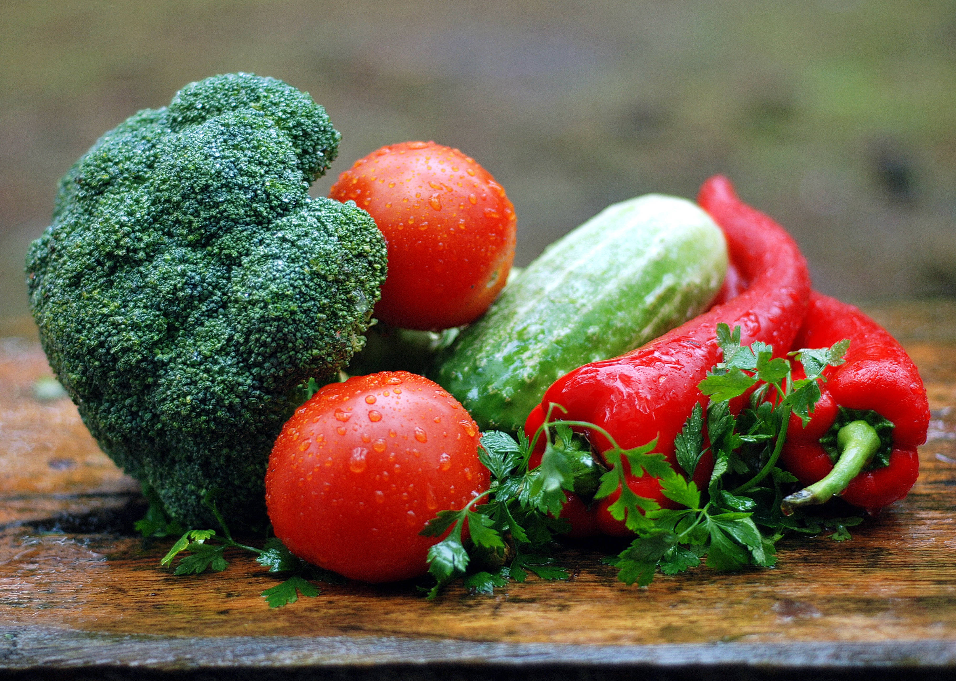broccoli, tomatoes, red chili, 2K Desktop Wallpaper