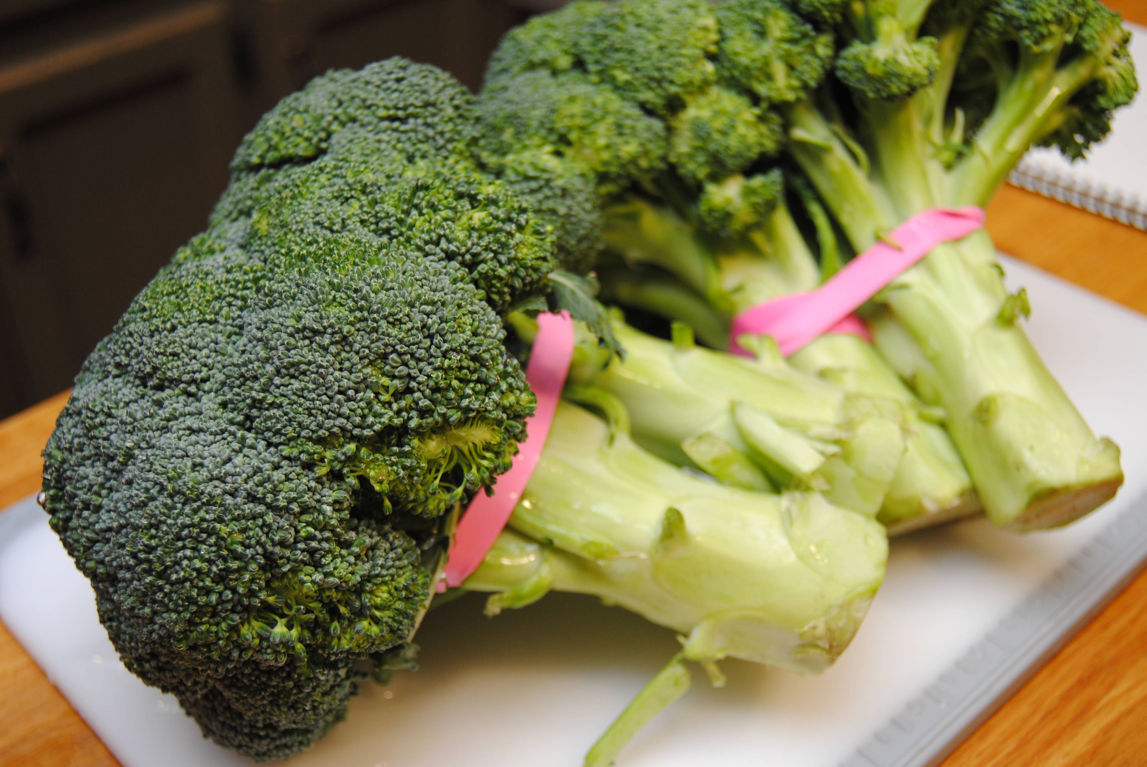 fresh green broccoli, pink rubber bands, white cutting board, 4K Desktop Wallpaper