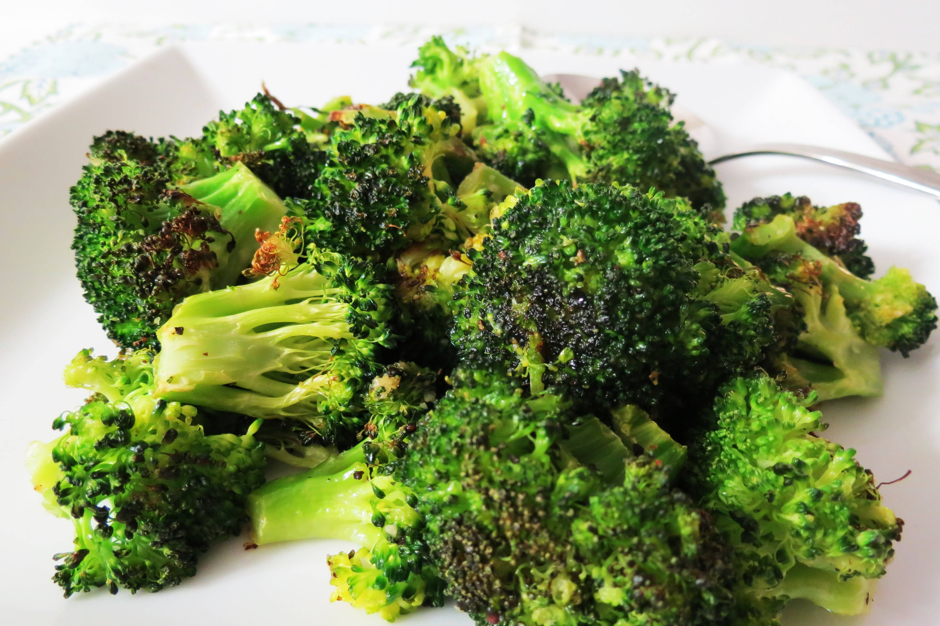 fried broccoli, white plate, patterned cloth background, 4K Desktop Wallpaper