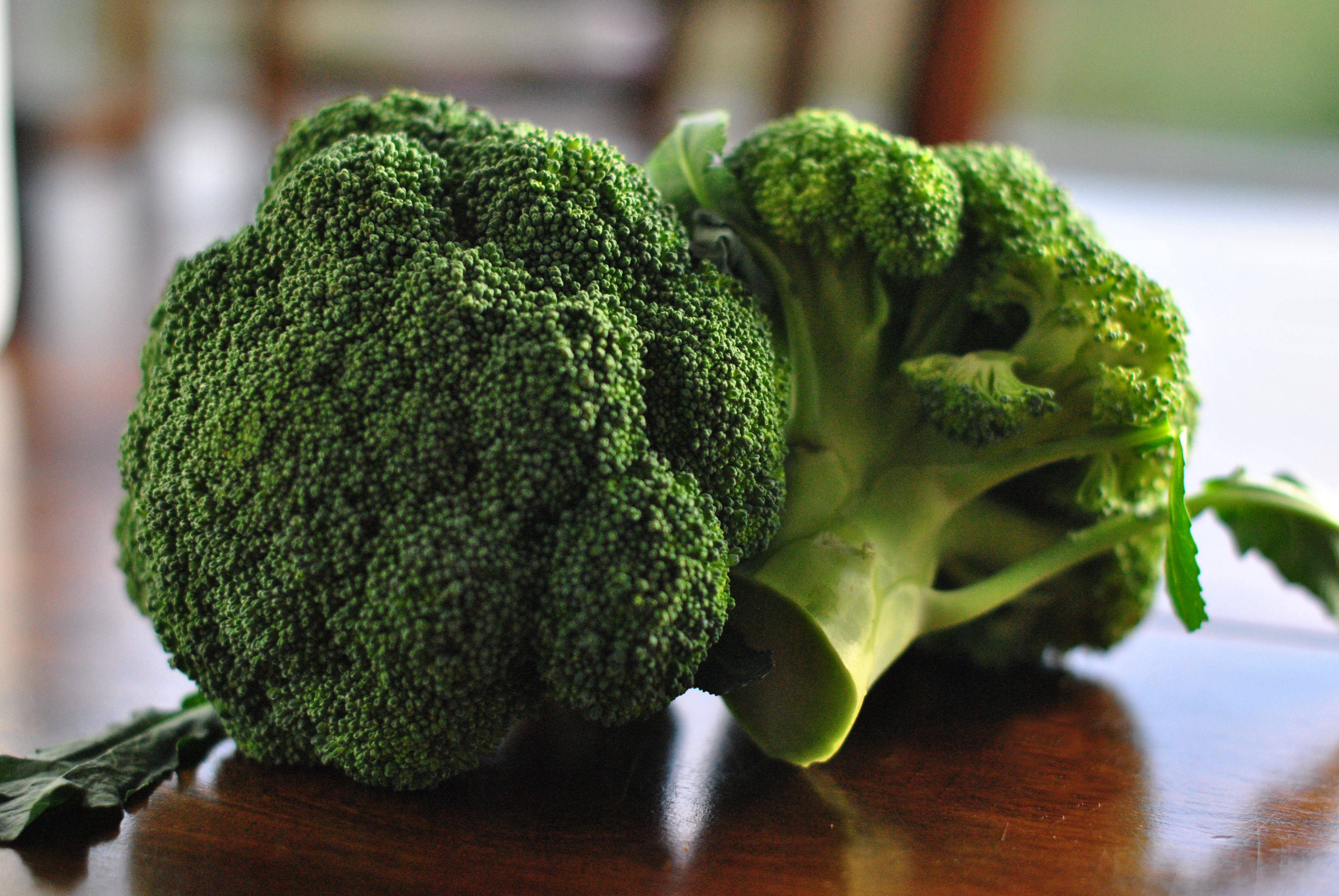 broccoli, brown table, polished wooden table, 4K Desktop Wallpaper