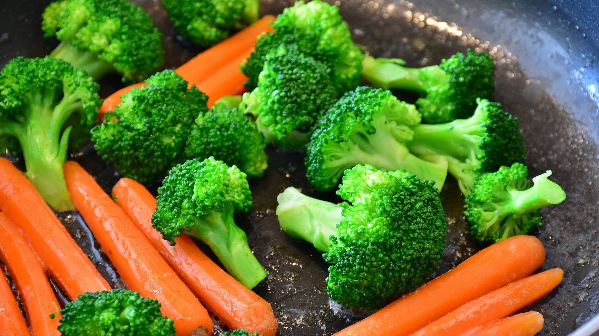 green broccoli, orange carrots, dark frying pan, Full HD Desktop Wallpaper