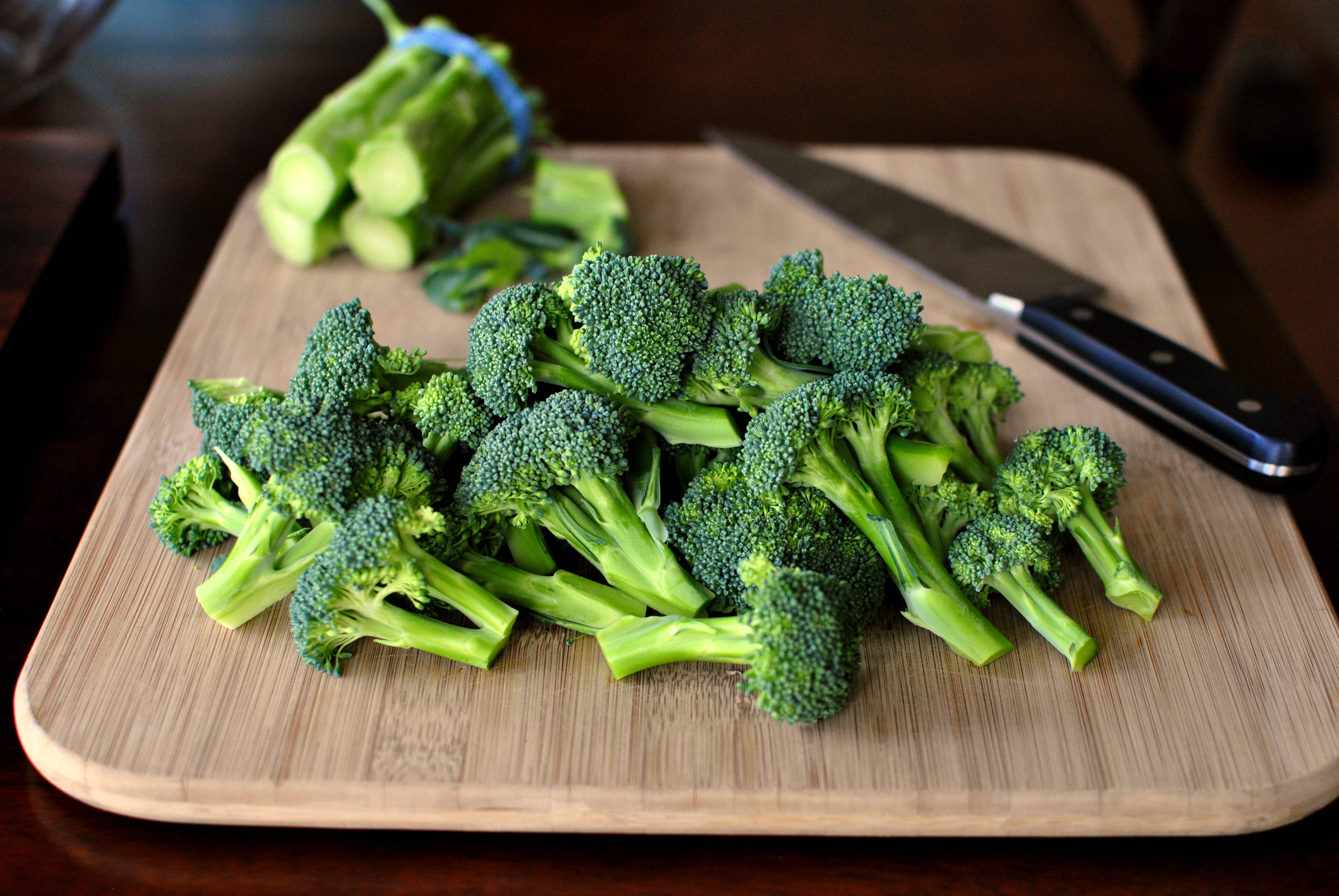 broccoli, wooden cutting board, knife, 2K Desktop Wallpaper