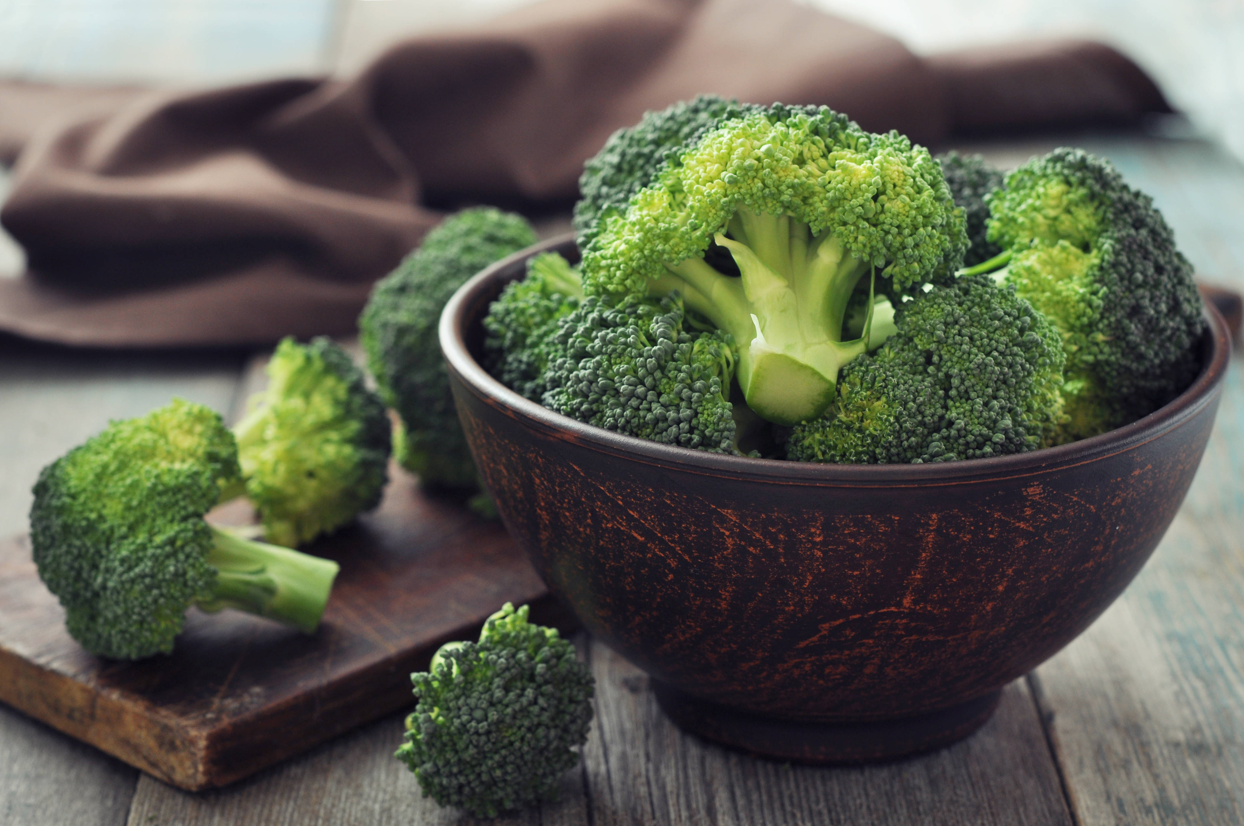 broccoli, brown aesthetic bowl, rustic dark bowl, 4K Desktop Wallpaper