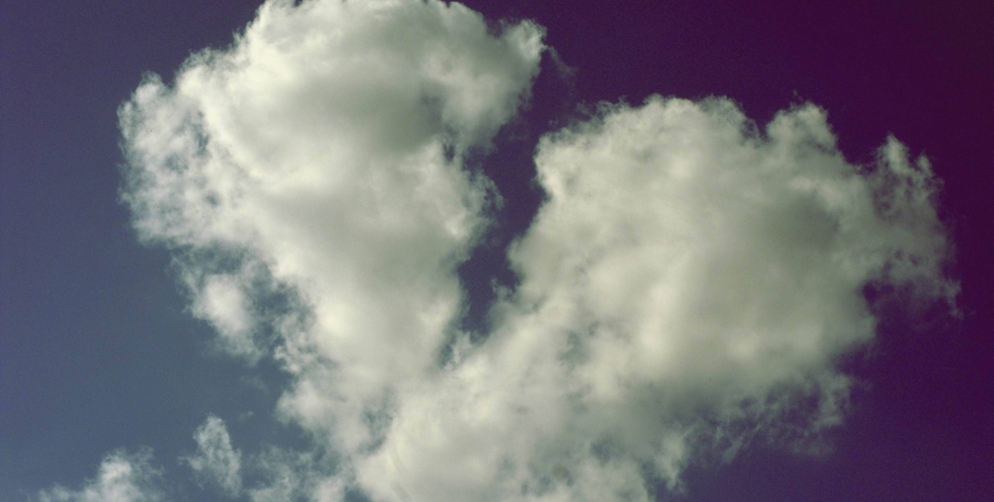 Cloud Broken Heart 4K, fluffy white clouds, gradient sky, 4K Desktop Wallpaper