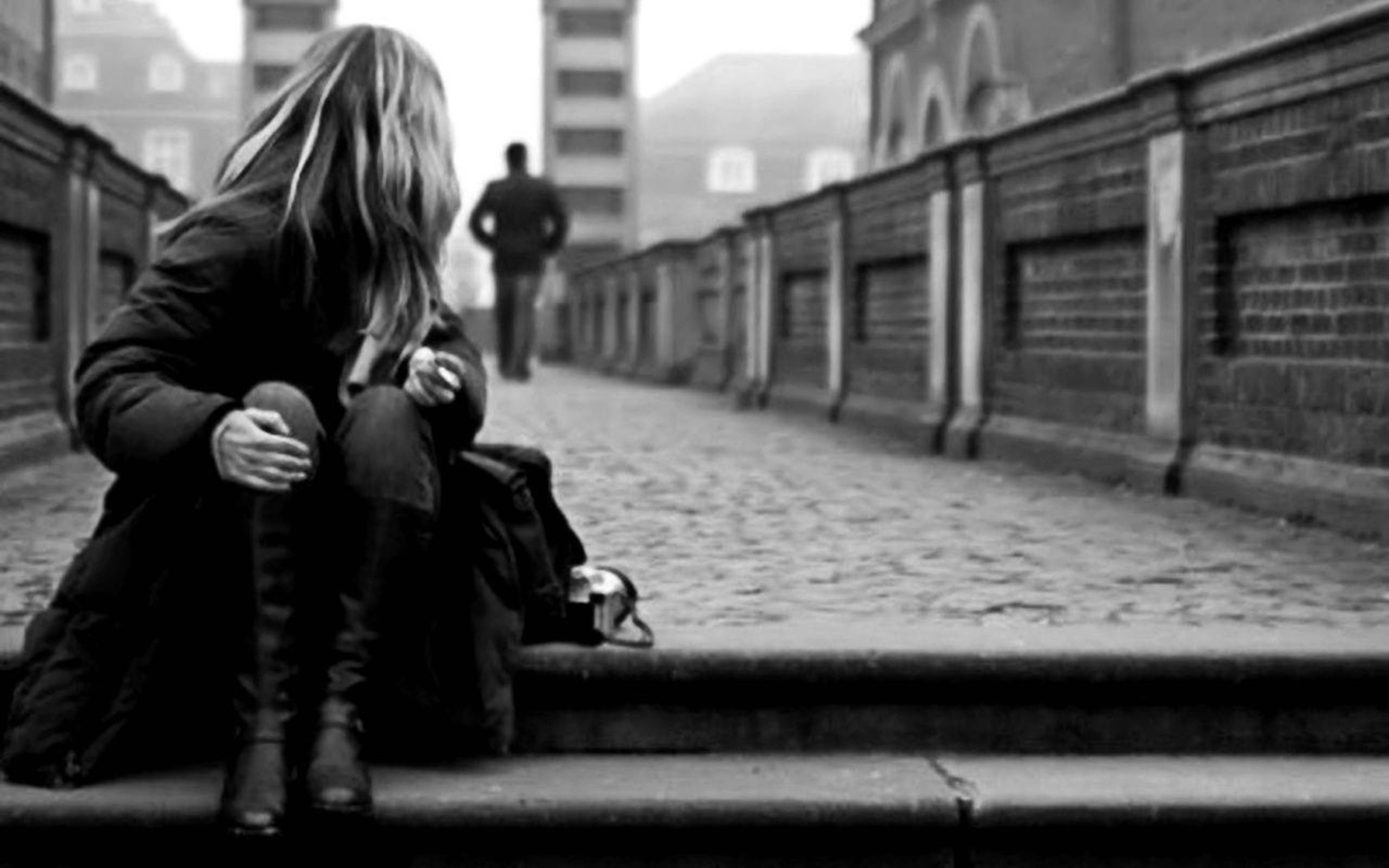 Couple Heart Broken 4K, monochrome urban alleyway, stone steps, 4K Desktop Wallpaper