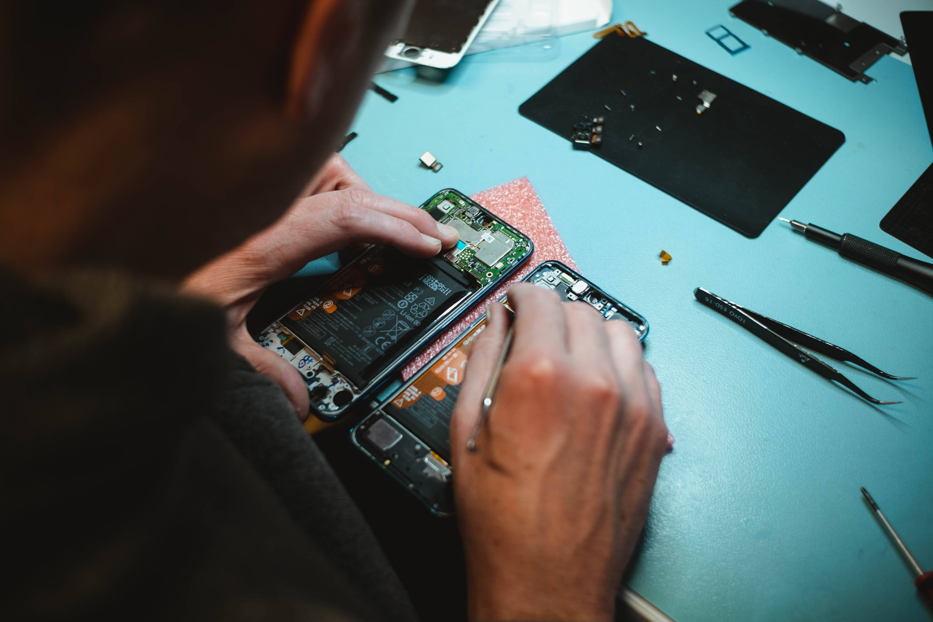 Broken Phone, smartphone circuit board, tools, 2K Desktop Wallpaper