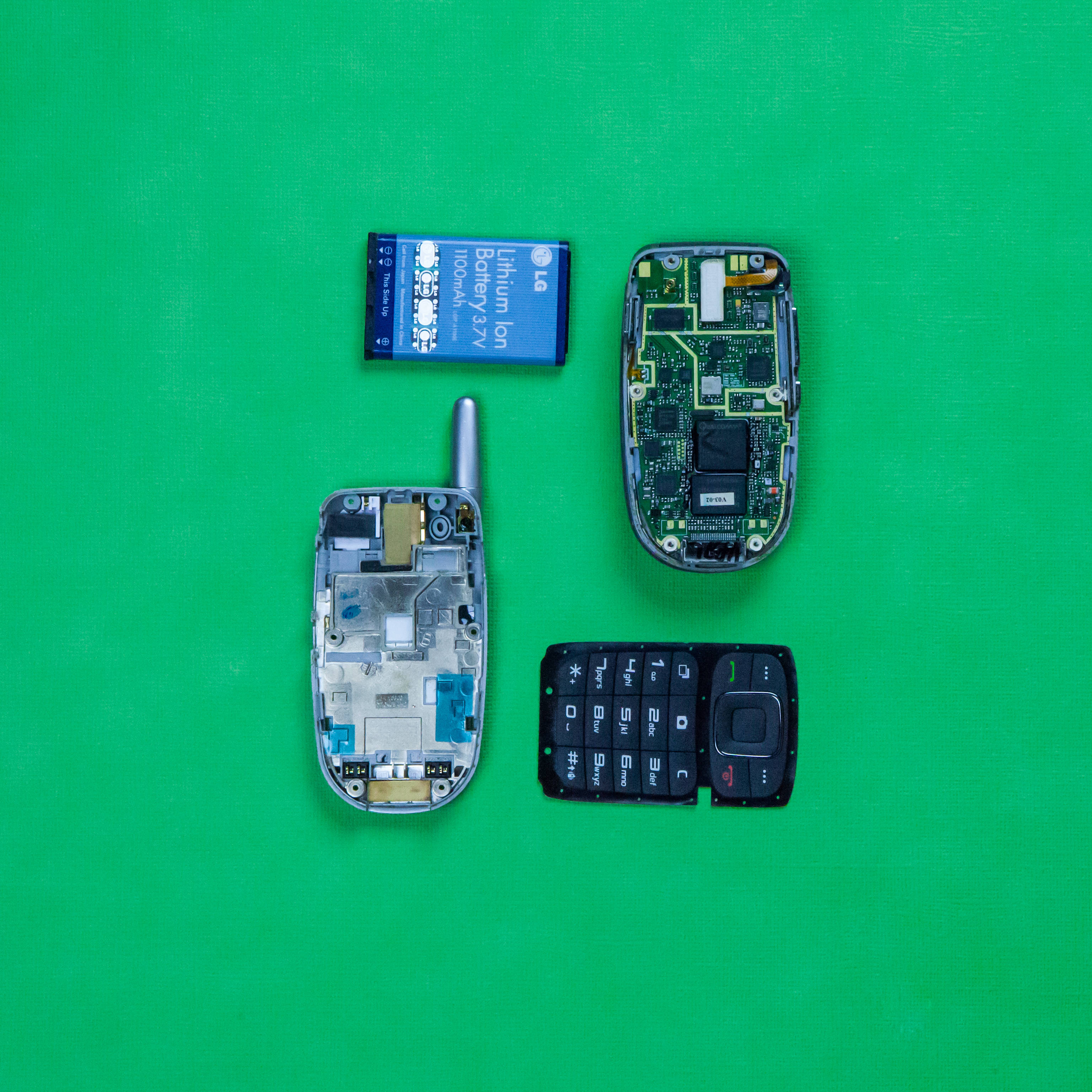 flip phone, circuitry, battery, 2K Desktop Wallpaper