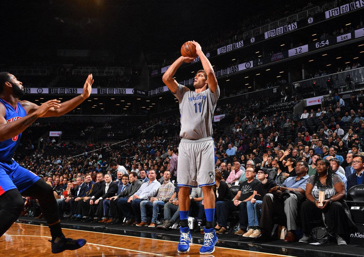 Brook Lopez, 3-point shot, gray jersey, SD Desktop Wallpaper
