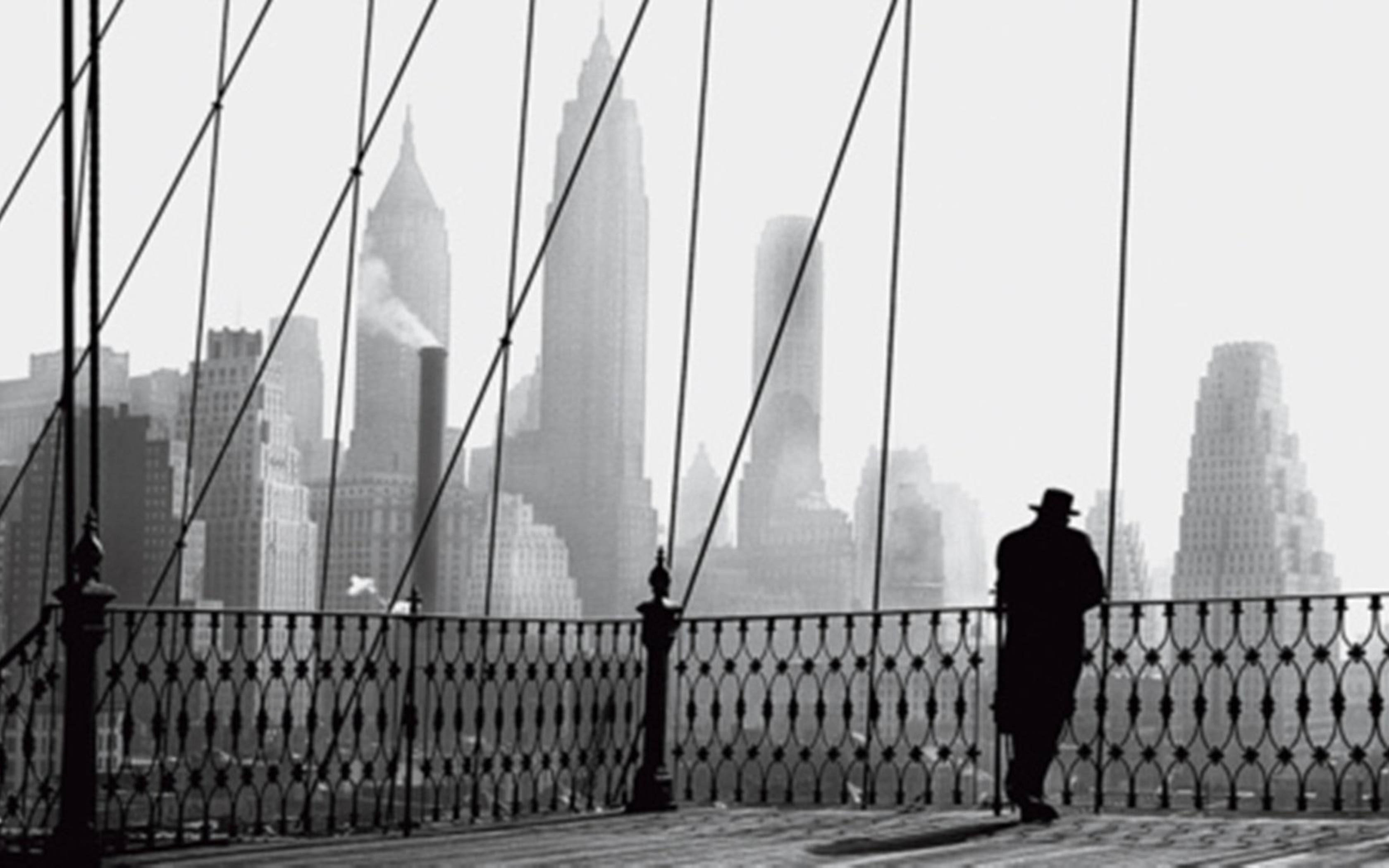 Brooklyn Bridge, silhouetted man, hat, 2K Desktop Wallpaper