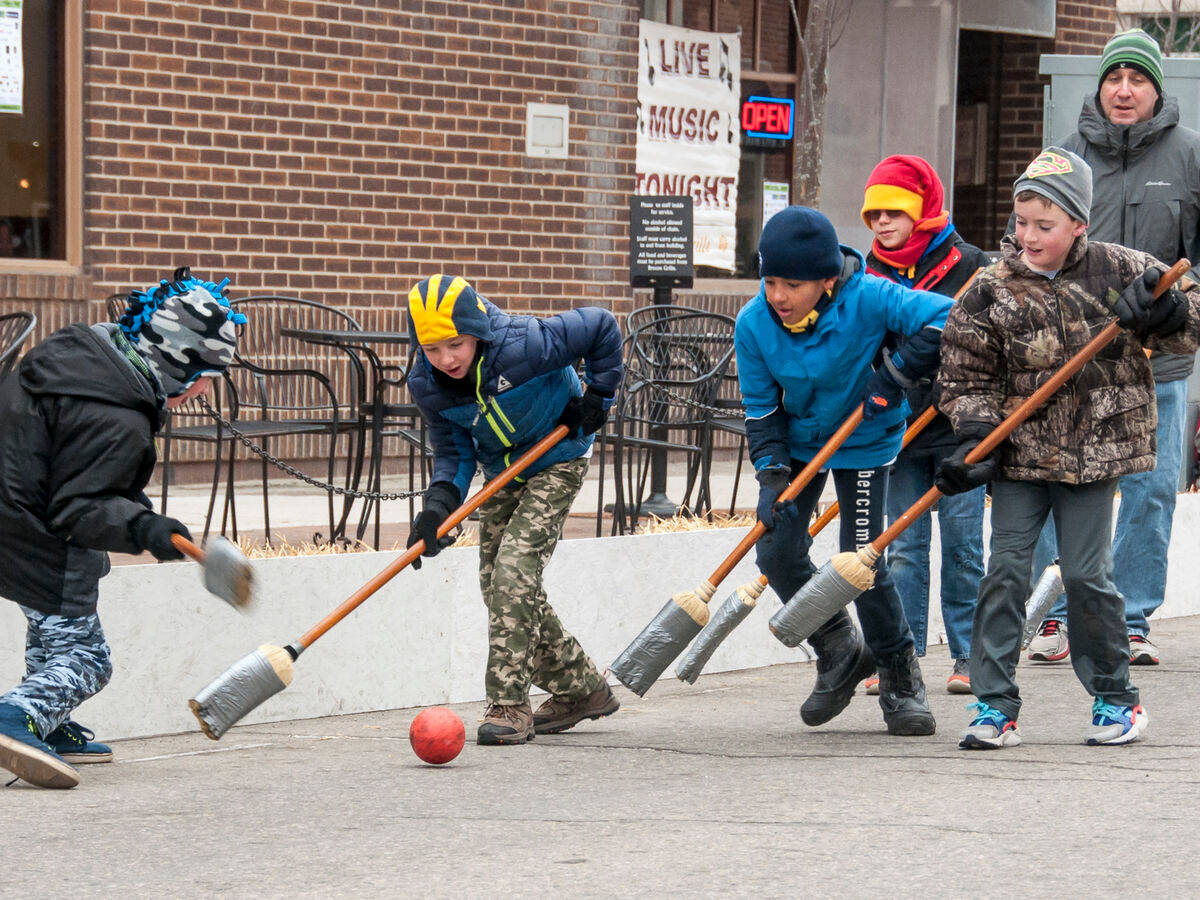 Broomball, red ball, city sidewalk, SD Desktop Wallpaper