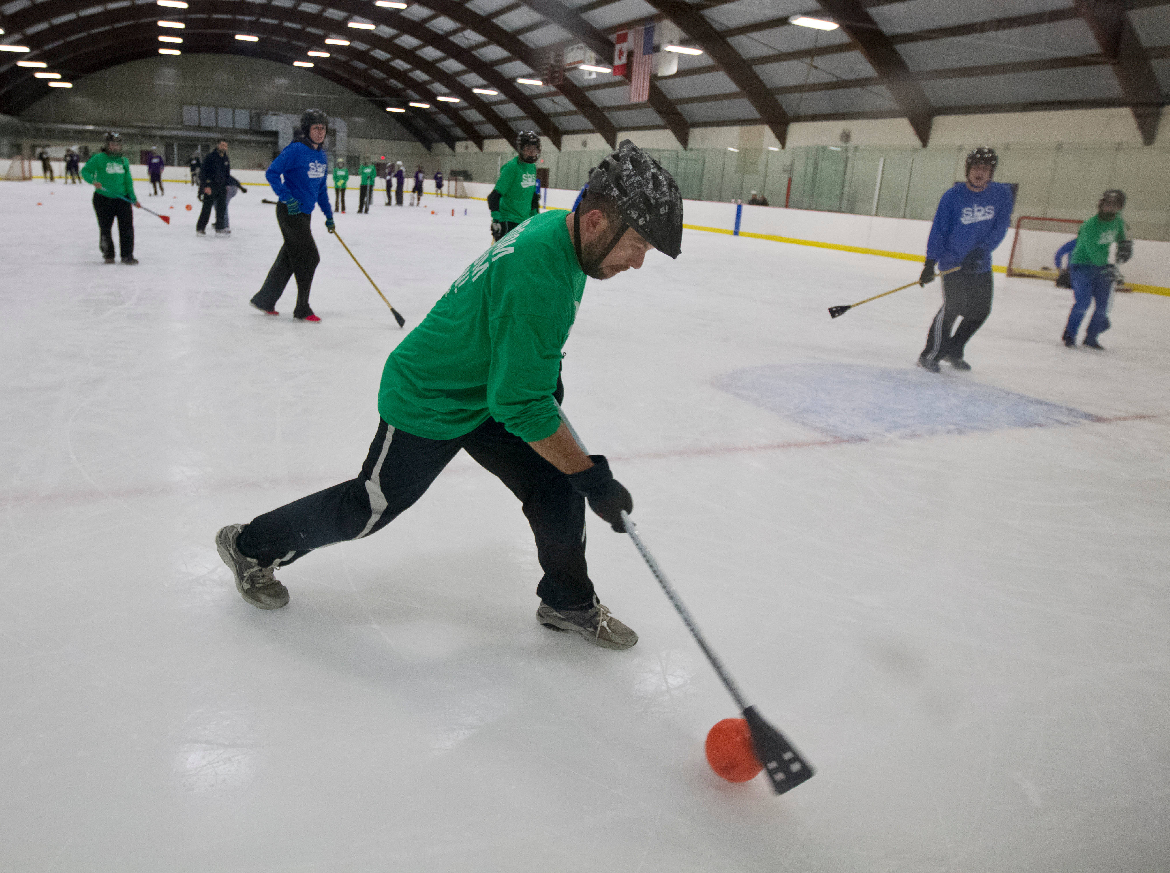 Broomball, green shirt, helmet, 4K Desktop Wallpaper
