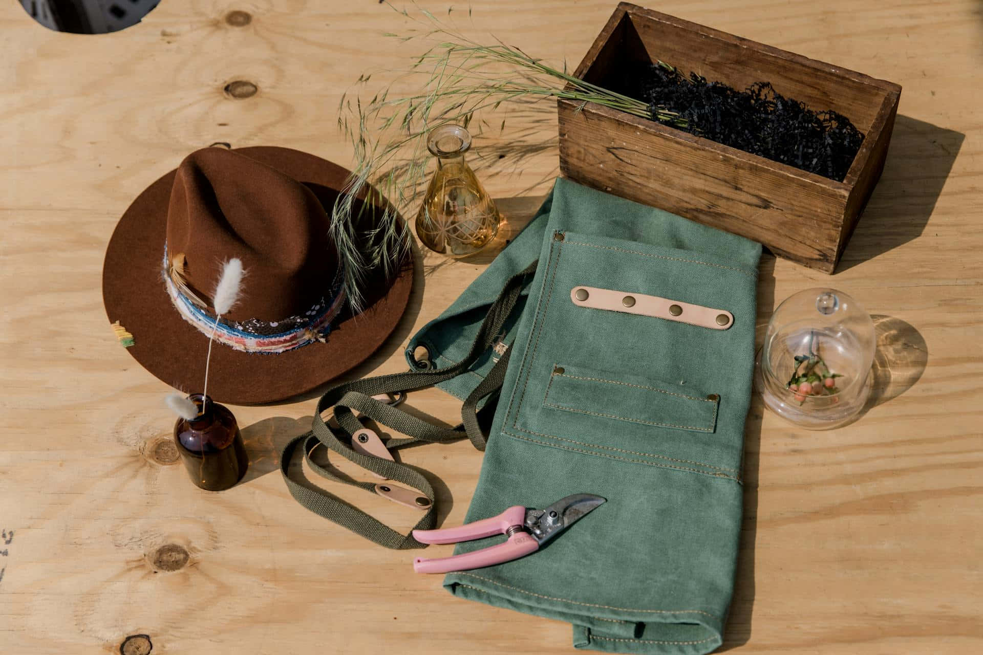 brown hat, feather trim, green apron, Full HD Desktop Wallpaper