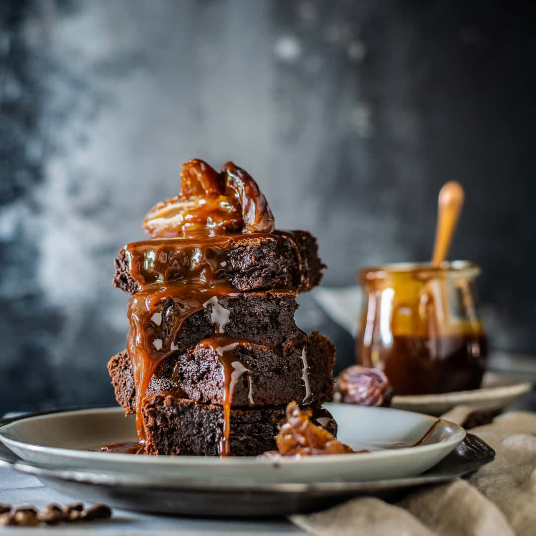 caramel brownie, glossy caramel sauce, caramelized pecan, SD Desktop Wallpaper