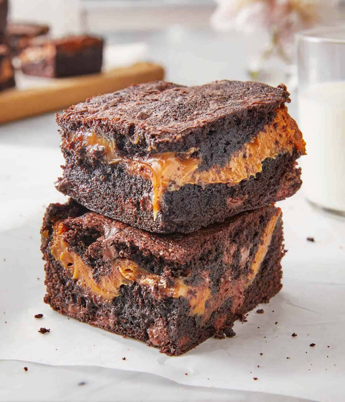 caramel brownie, fudgy chocolate brownies, caramel swirls, HD Phone Wallpaper