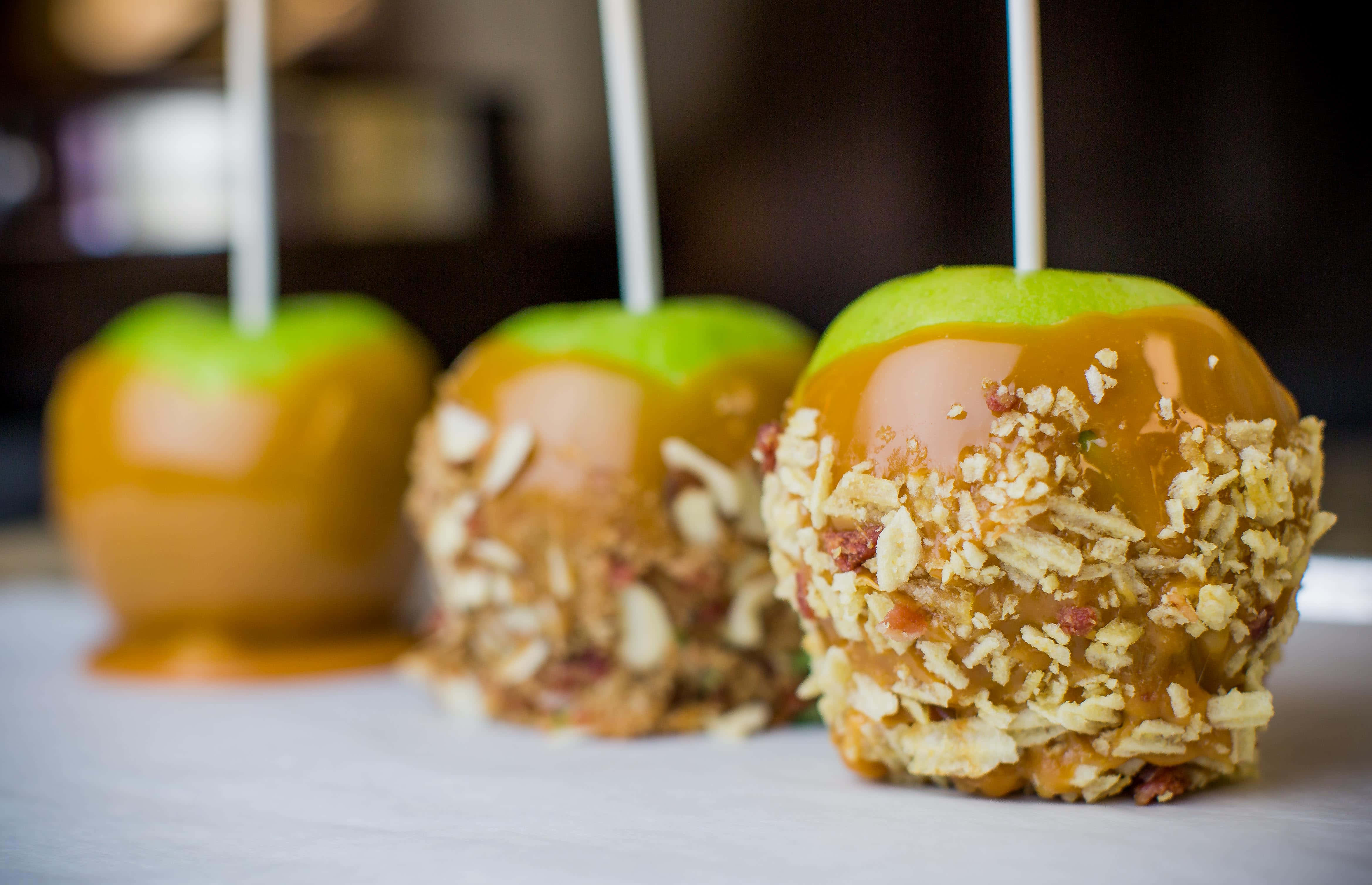 Brown Caramel, caramel-coated apples, almond and bacon crumbles, 4K Desktop Wallpaper