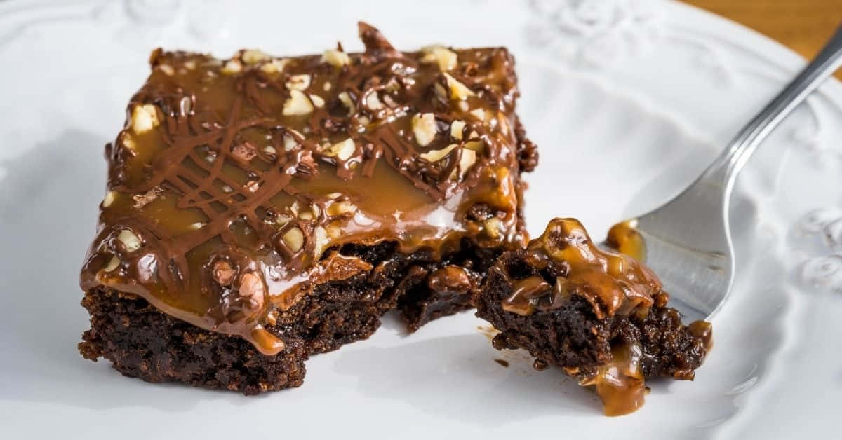 caramel brownie, glossy caramel, chopped nuts, SD Desktop Wallpaper