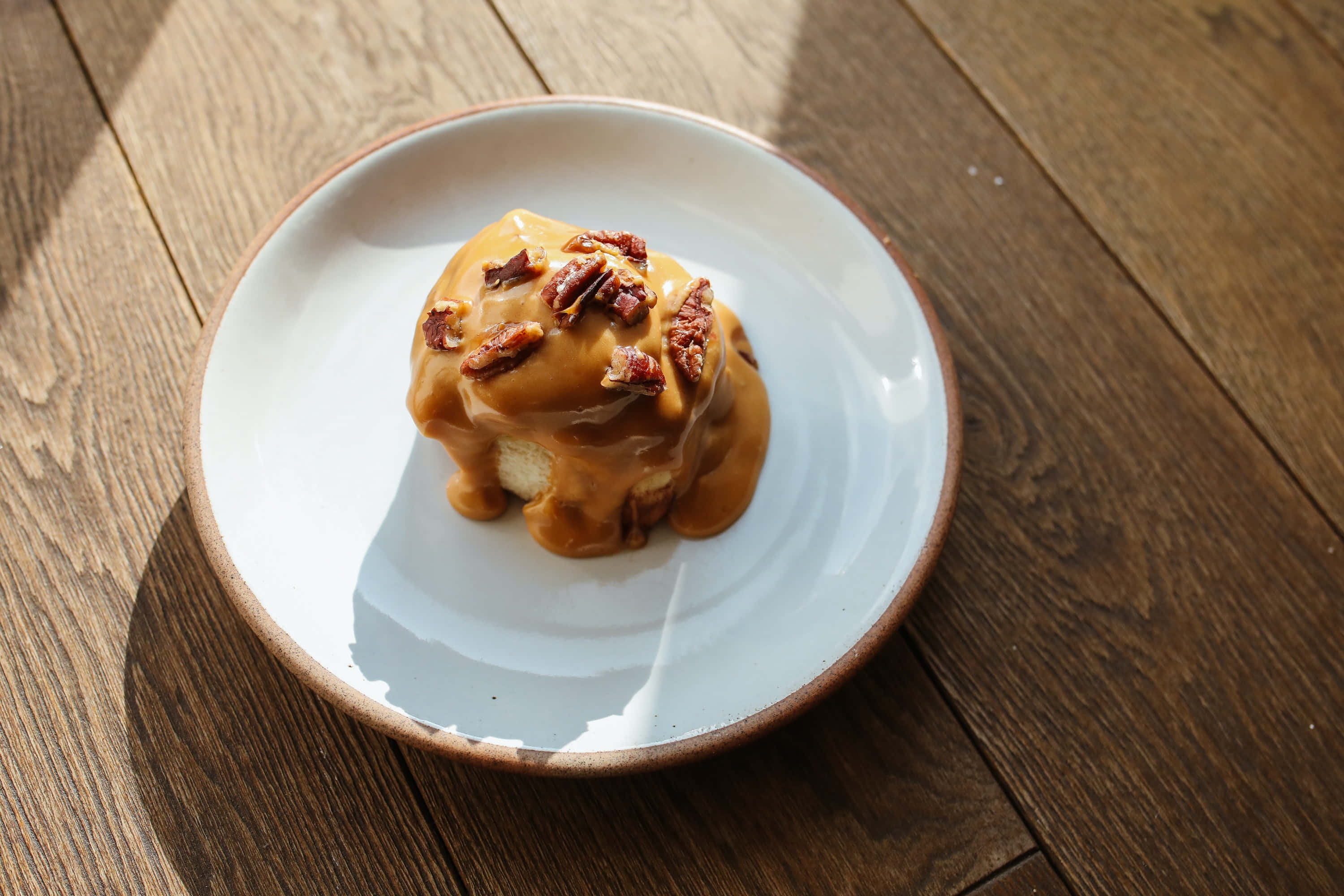 caramel-glazed pecan dessert, white plate, brown rim, 2K Desktop Wallpaper
