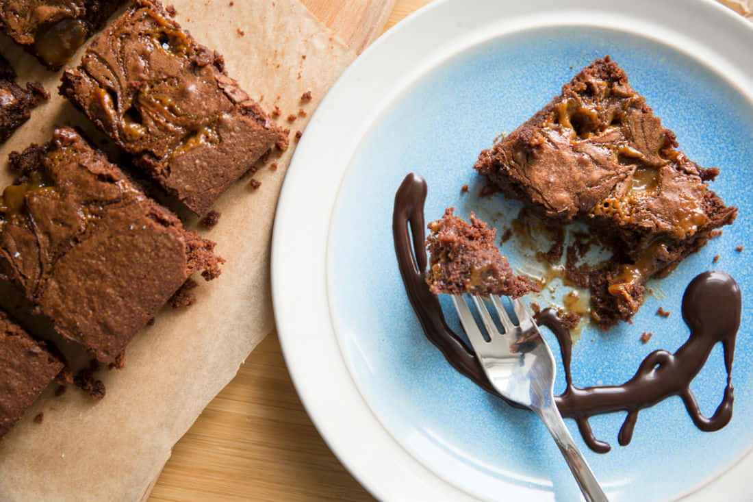 caramel brownie, blue plate, chocolate drizzle, SD Desktop Wallpaper