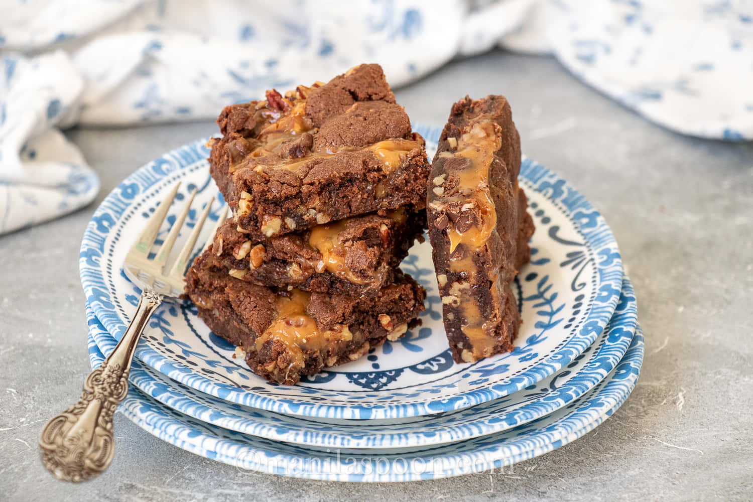 caramel pecan brownies, blue patterned plates, ornate fork, HD Desktop Wallpaper