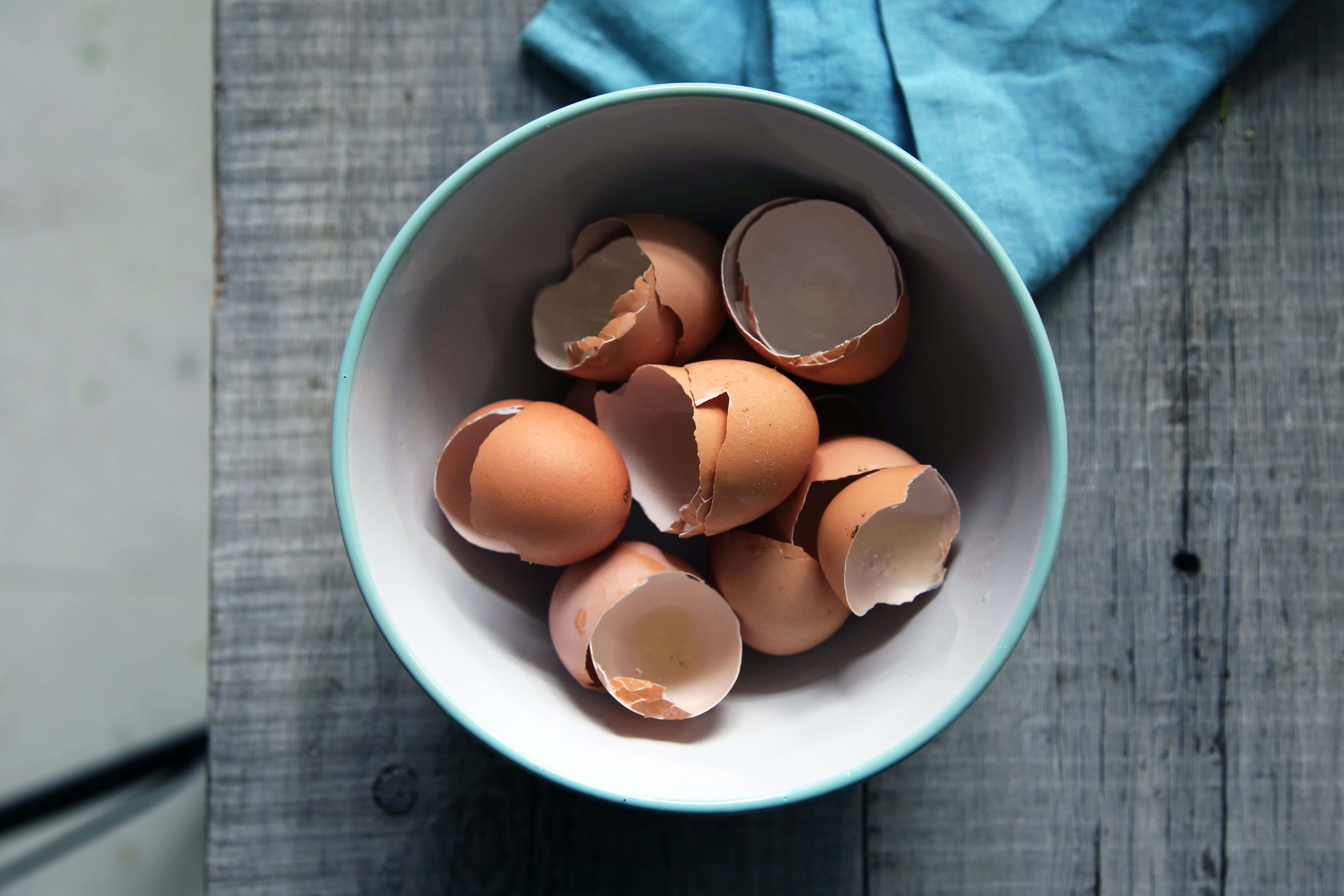 brown eggs, brown eggshells, weathered wooden surface, 5K Desktop Wallpaper