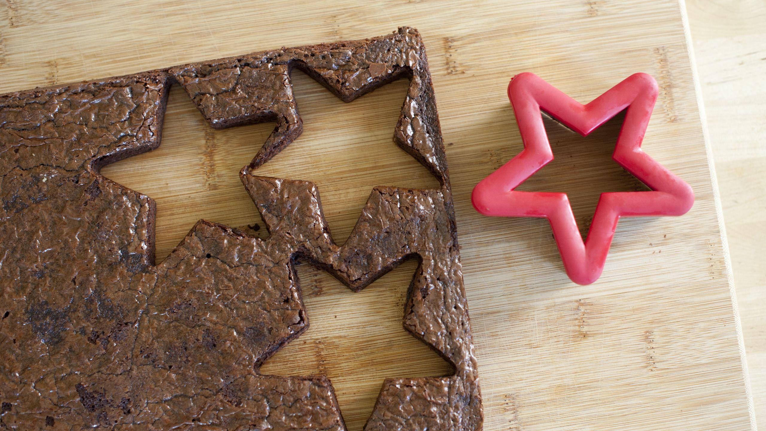 star-shaped cutouts, red star cookie cutter, bamboo cutting board, 2K Desktop Wallpaper