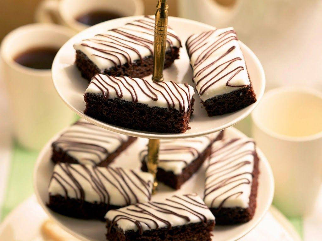 white chocolate frosting, chocolate drizzle, two-tiered stand, SD Desktop Wallpaper