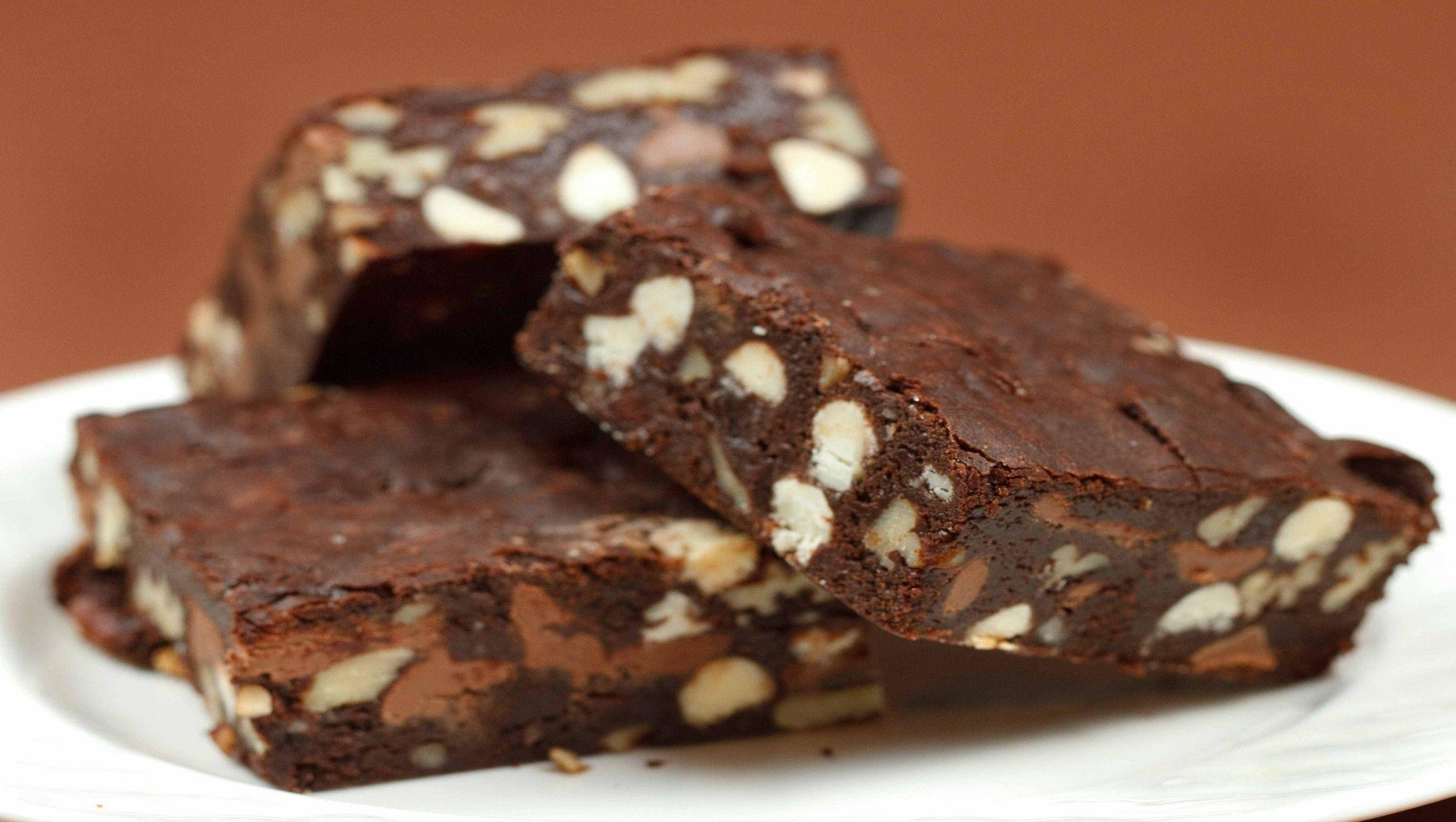 nutty brownies, white plate, warm brown backdrop, 2K Desktop Wallpaper