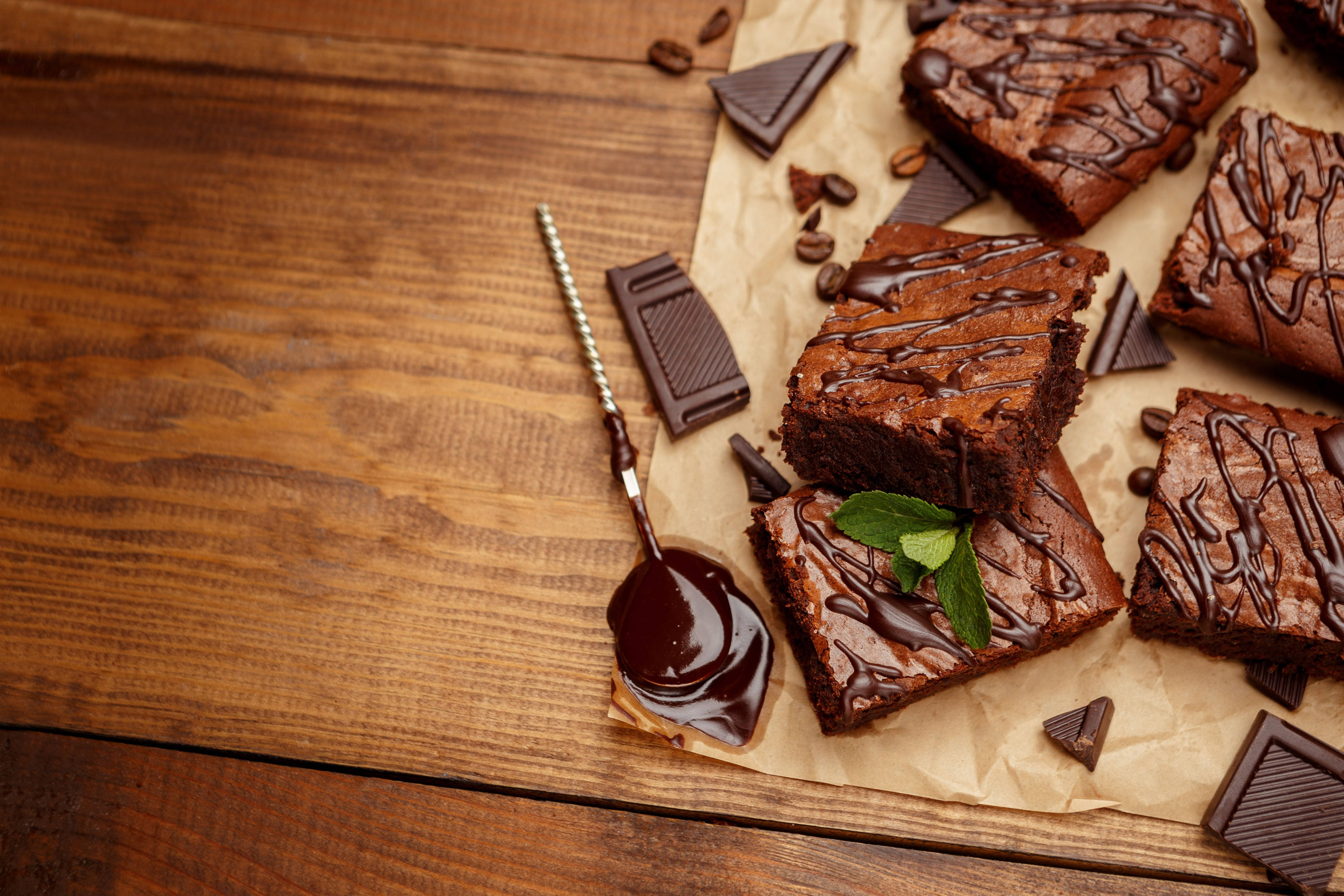 chocolate brownies, glossy chocolate sauce, mint leaves, 5K Desktop Wallpaper