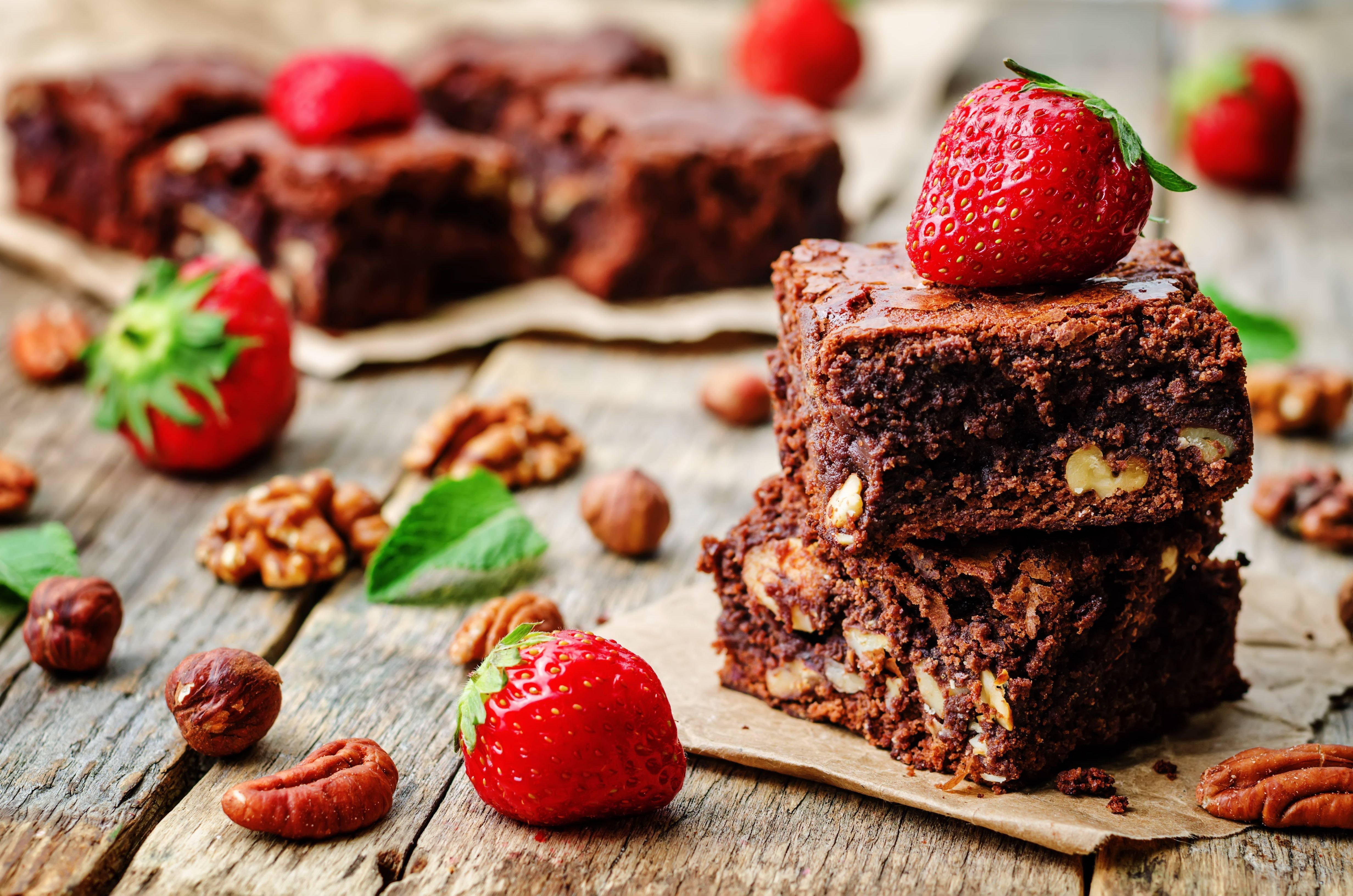 brownies, nuts, strawberries, 4K Desktop Wallpaper