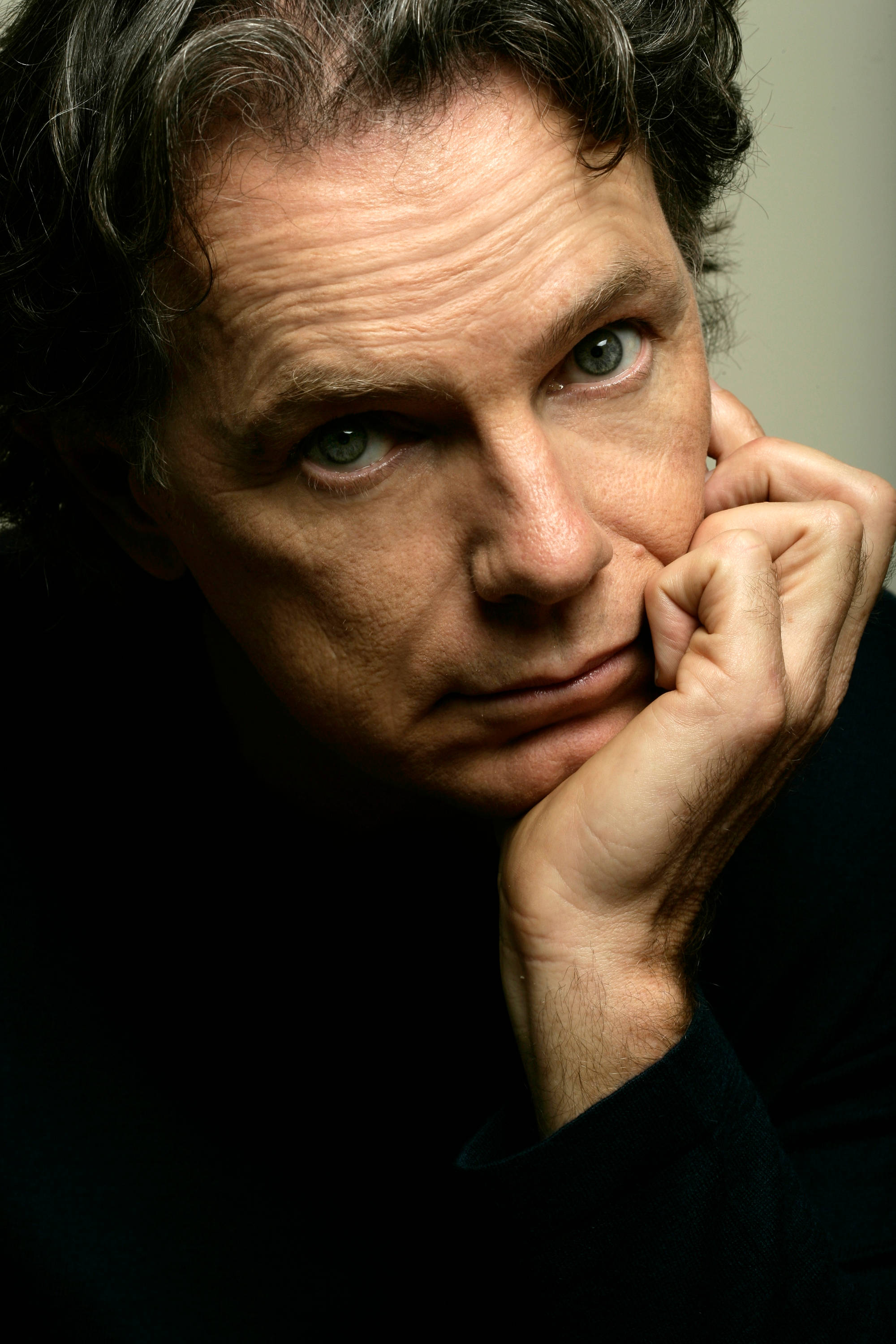 Bruce Greenwood, intense blue eyes, chin on hand, 2K Phone Wallpaper