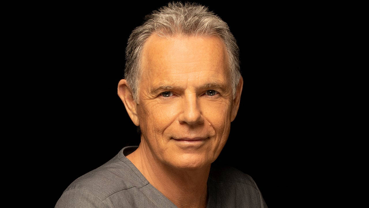 Bruce Greenwood, gray hair, gentle smile, HD Desktop Wallpaper