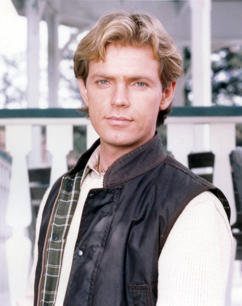 Bruce Greenwood, black vest, plaid shirt, SD Phone Wallpaper