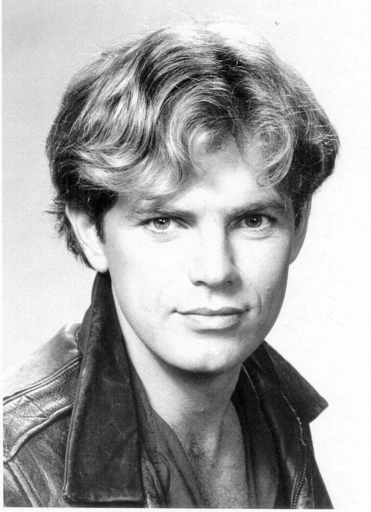 Bruce Greenwood, black and white portrait, tousled hair, SD Phone Wallpaper