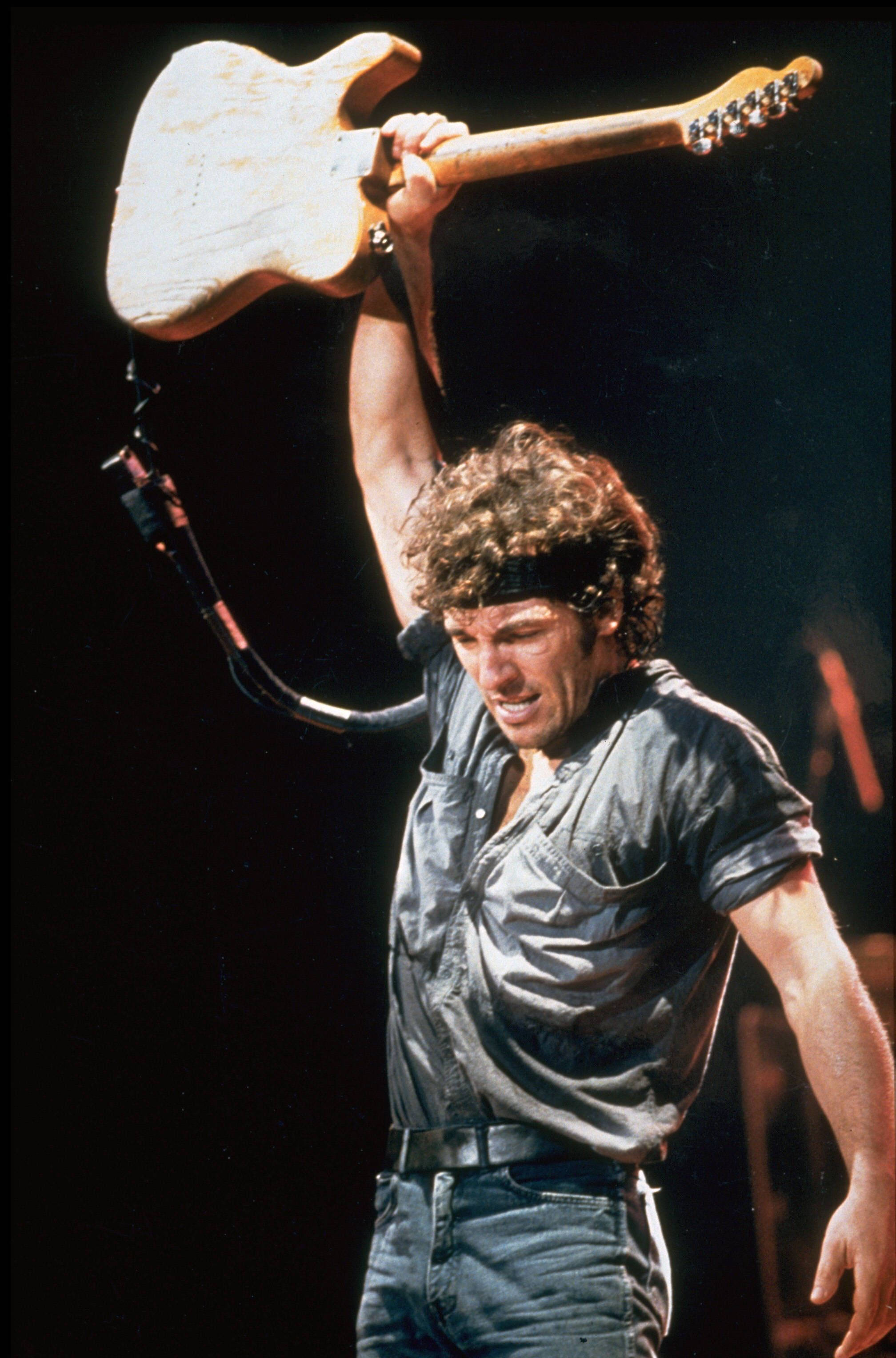Bruce Springsteen, electric guitar, dark stage, 2K Phone Wallpaper