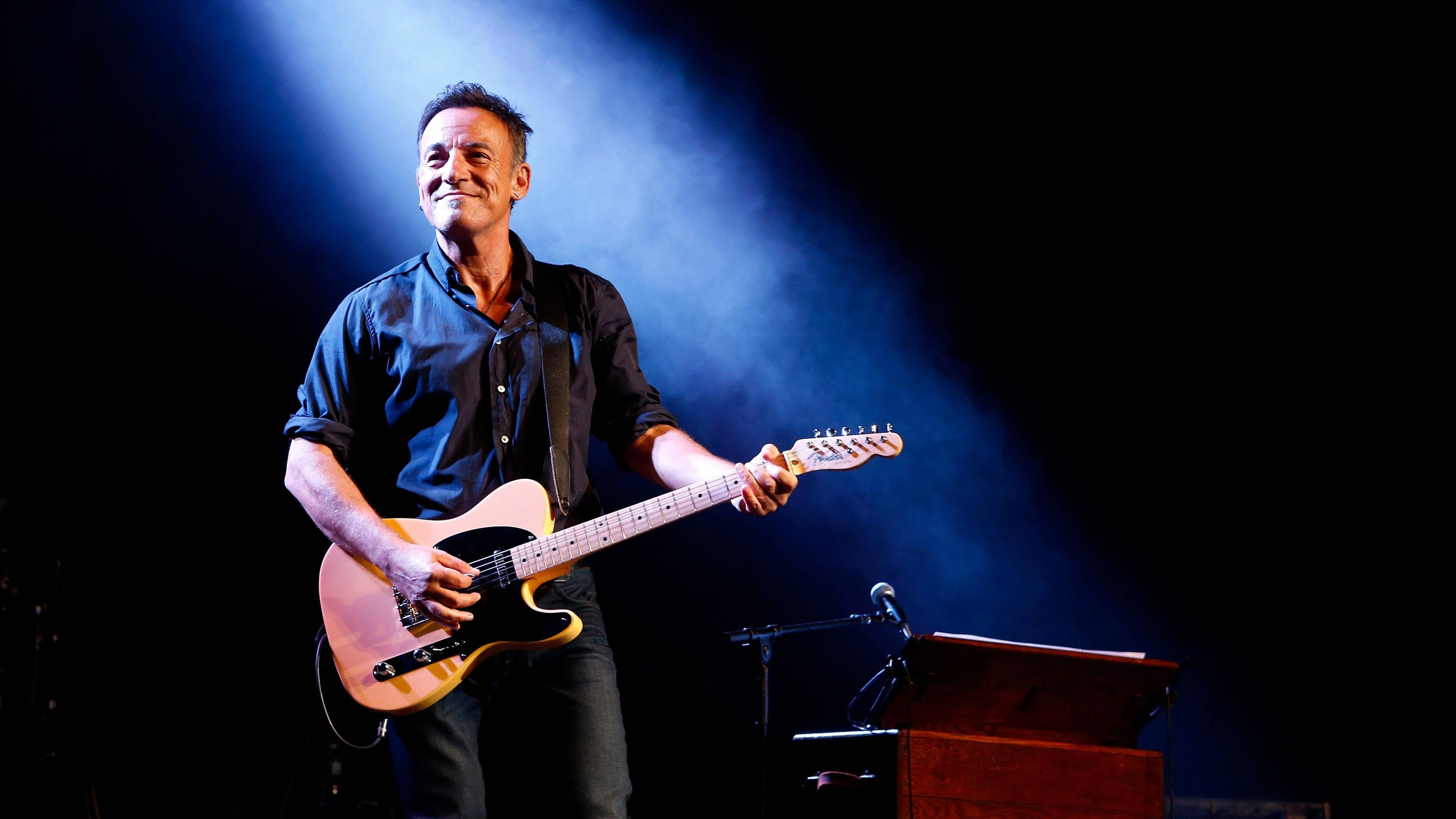 Bruce Springsteen, guitarist, blue stage light, 4K Desktop Wallpaper