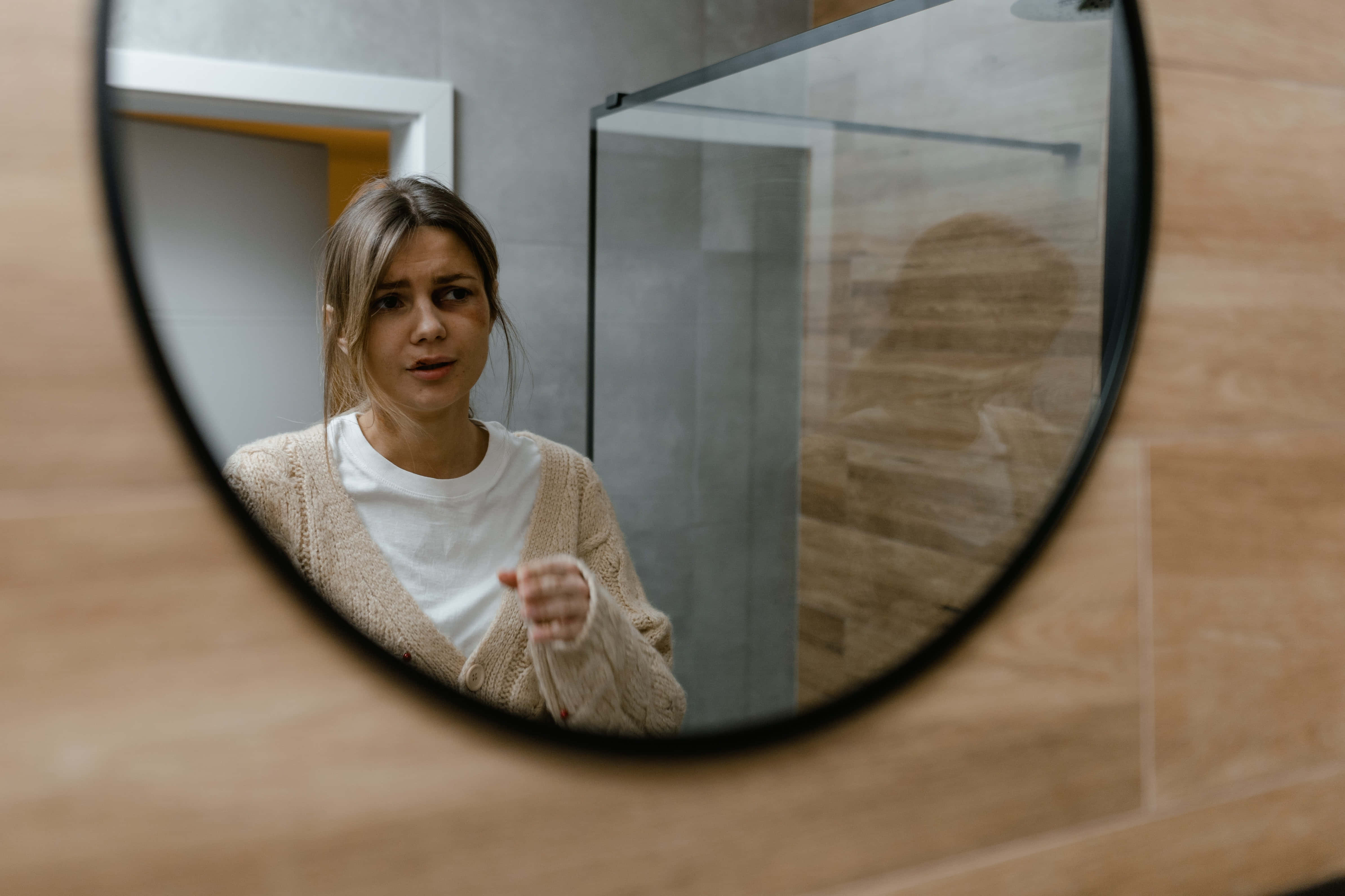 bruised girl, beige sweater, round mirror, 4K Desktop Wallpaper