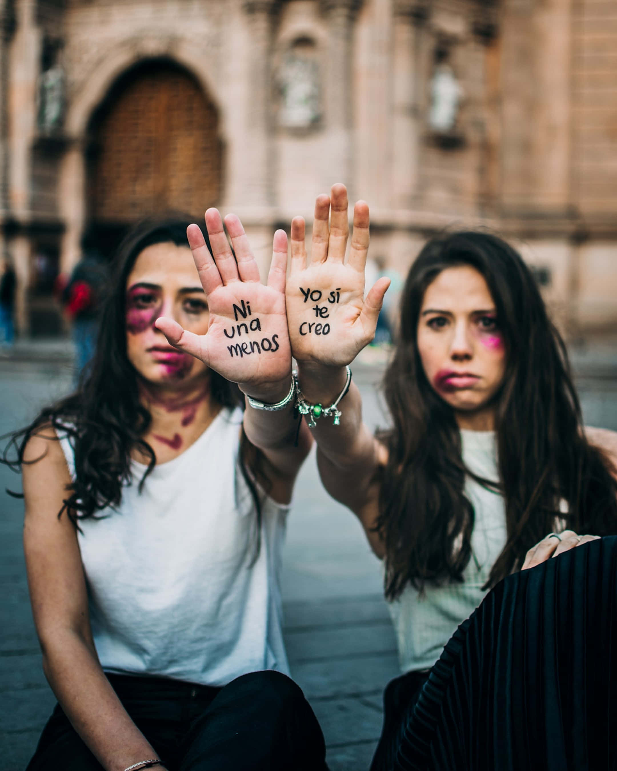 bruised girls, palms, Spanish protest messages, 2K Phone Wallpaper