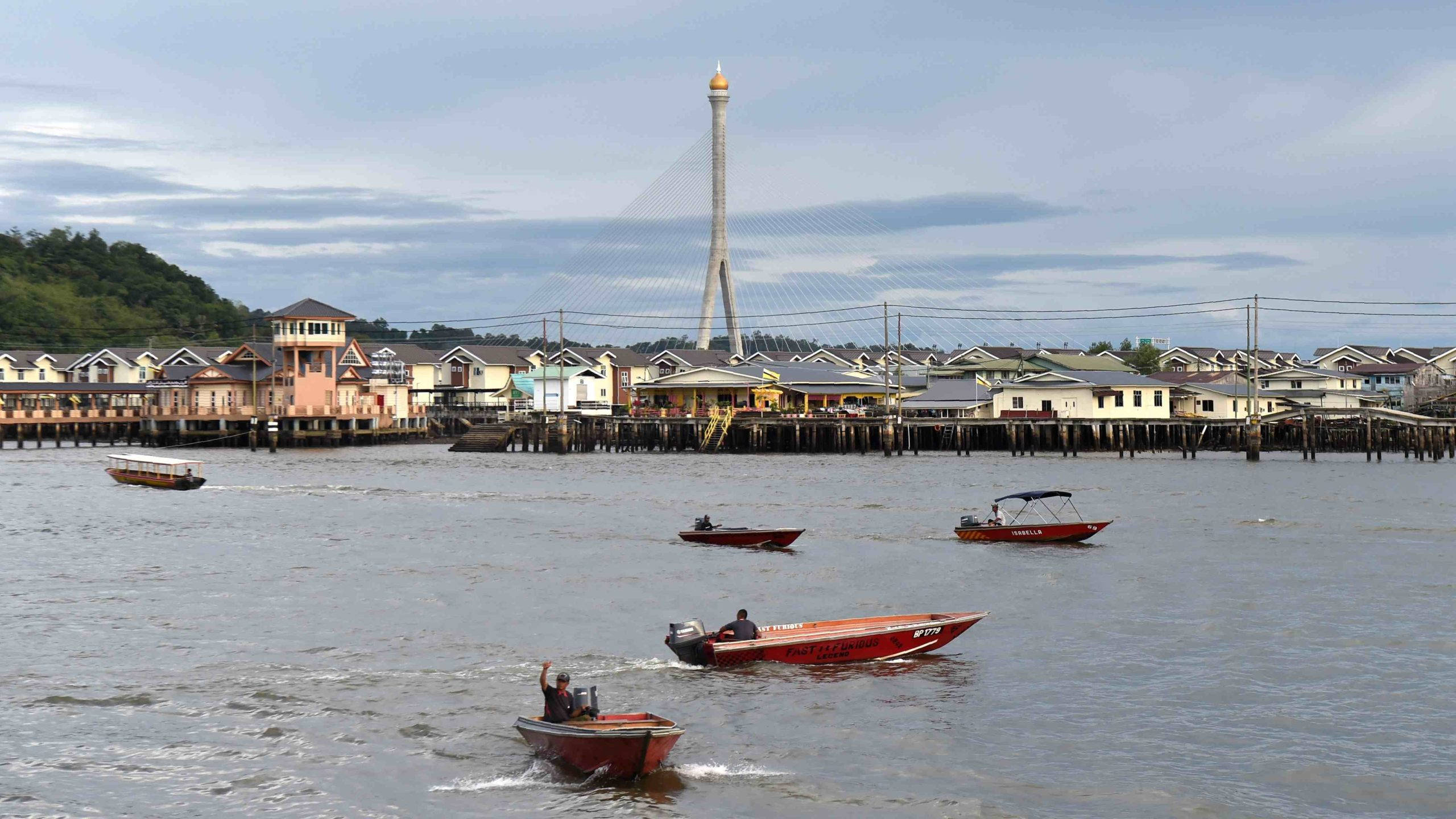 Brunei River, stilt houses, red motorboats, 2K Desktop Wallpaper