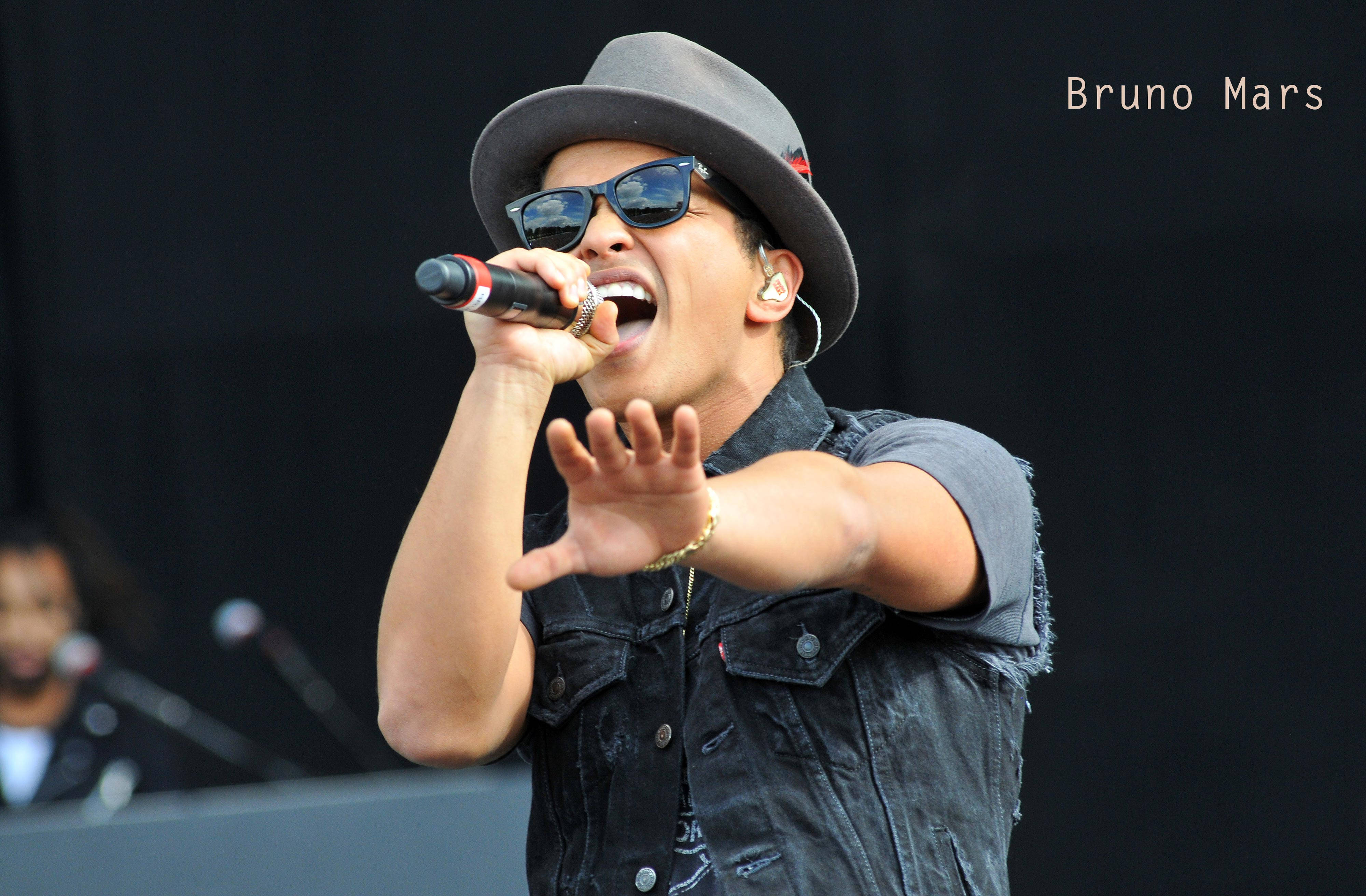 Bruno Mars, fedora, sunglasses, 4K Desktop Wallpaper